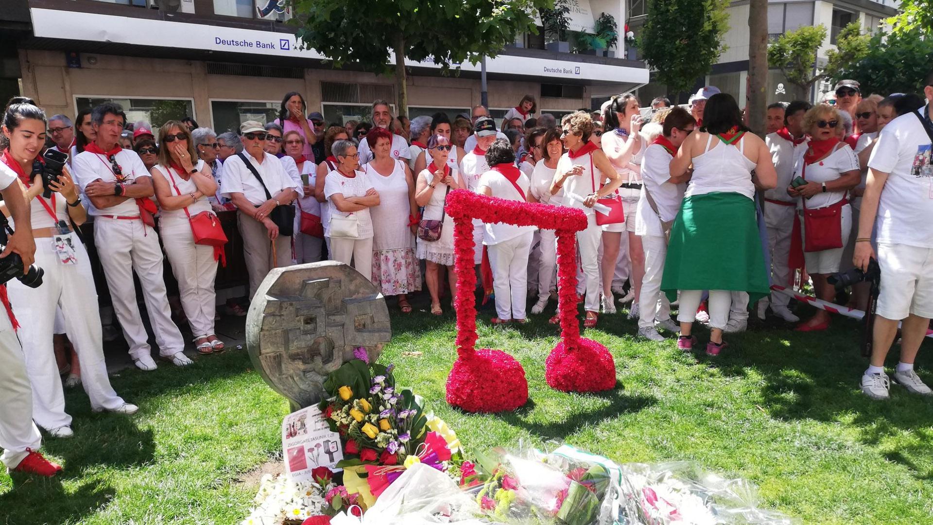 Cientos de personas han participado en el homenaje a Germán Rodríguez