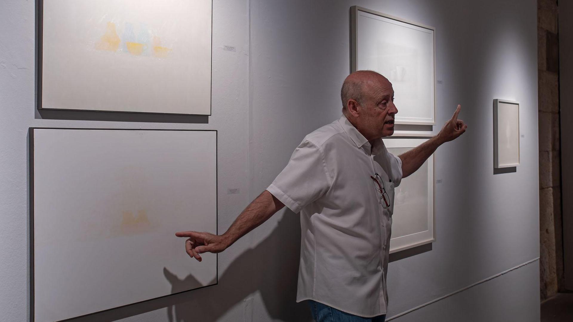 El pintor Juan Carlos Lázaro explica los detalles de sus obras en el Museo Gustavo de Maeztu