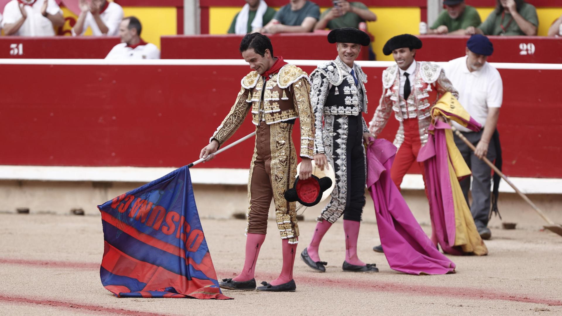 Juan del Álamo, con una bandera de Osasuna