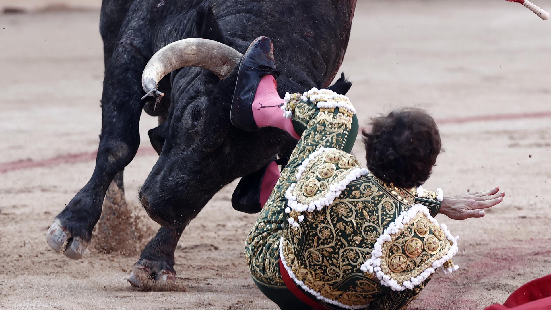 El diestro ha sido corneado en el muslo izquierdo.