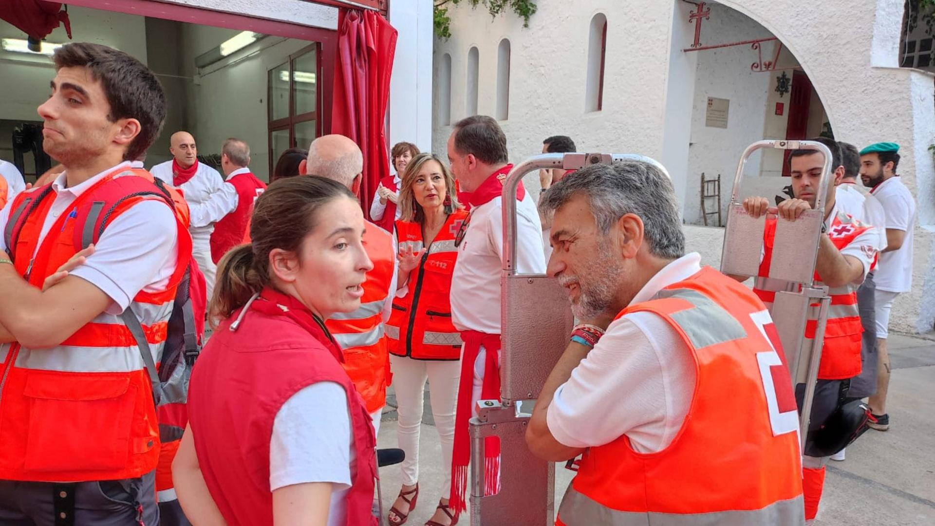 Ibarrola, en el patio de caballos con el dispositivo de la Cruz Roja