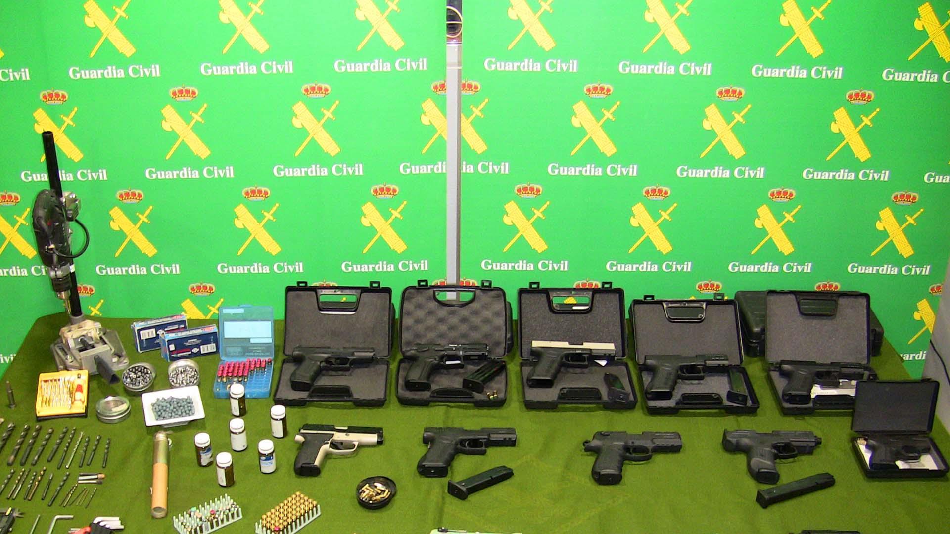 Además de las armas, en los registros también se ha incautado munición, precursores químicos susceptibles de ser utilizados como explosivos, detonadores, silenciadores o maquinaria para manipular y transformar las armas