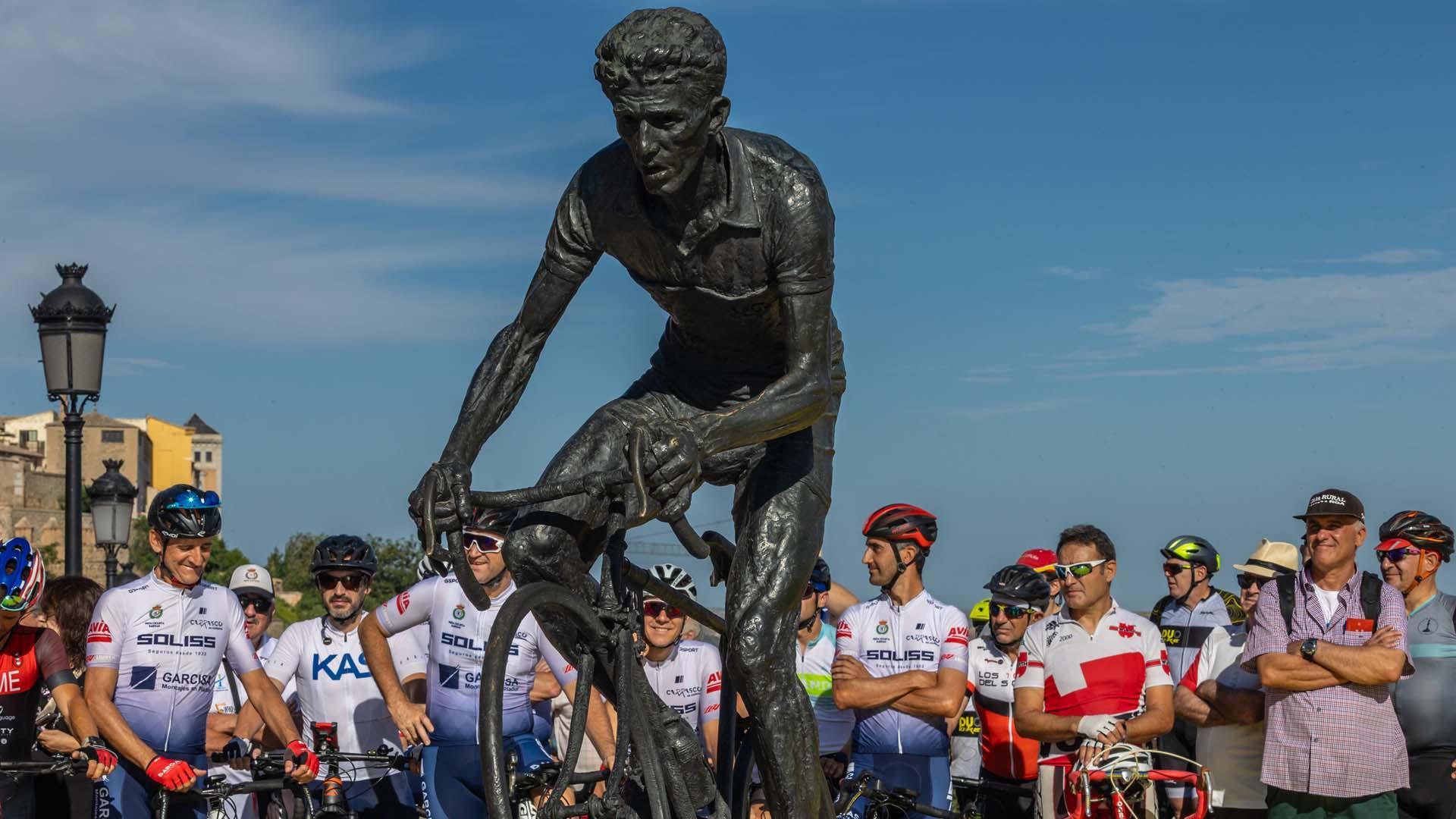 Participantes en el homenaje a Bahamontes, junto a la estatua dedicada al ciclista en Toledo