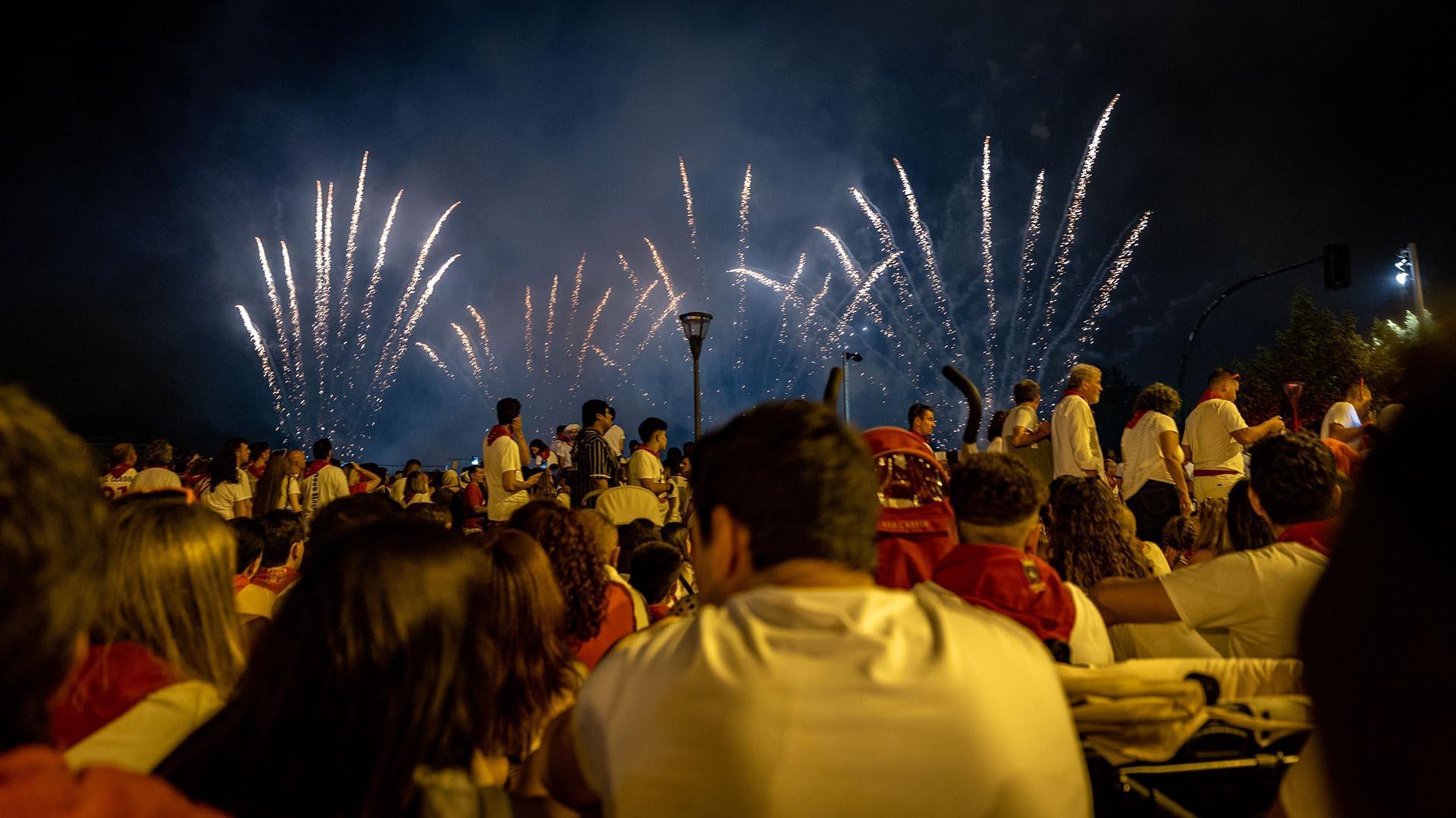 Público asistente a los fuegos artificiales del sábado 8 de julio