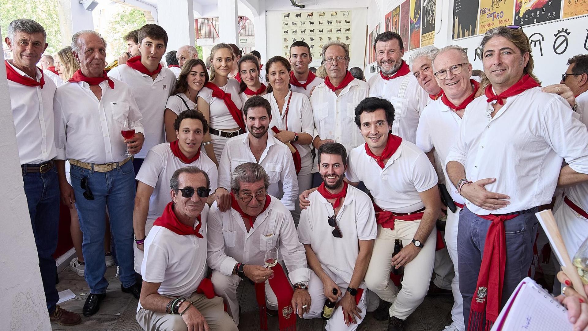 José Javier (2 en la primera fila) y Salvador (9º) García Cebada entre familiares y amigos