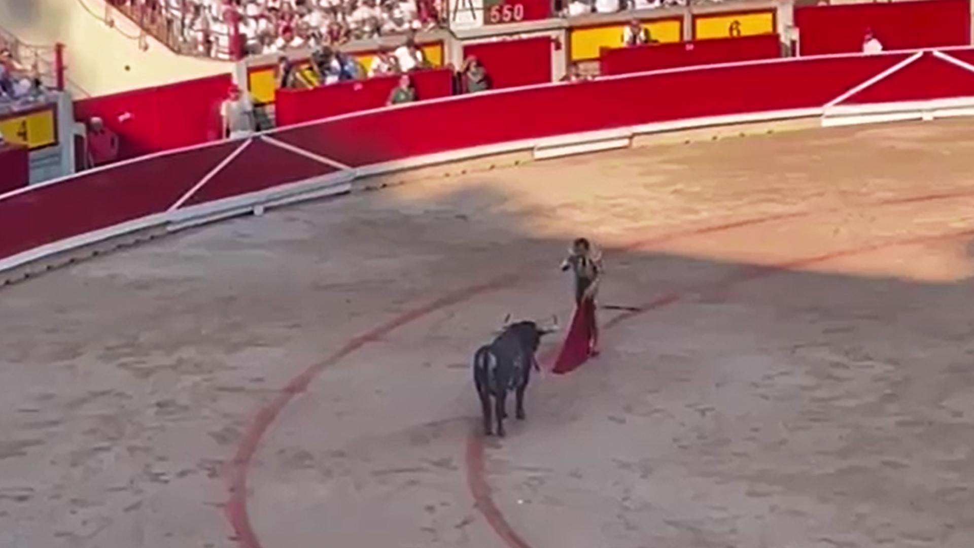 El diestro Román entrando a matar al segundo toro de la corrida del día 9