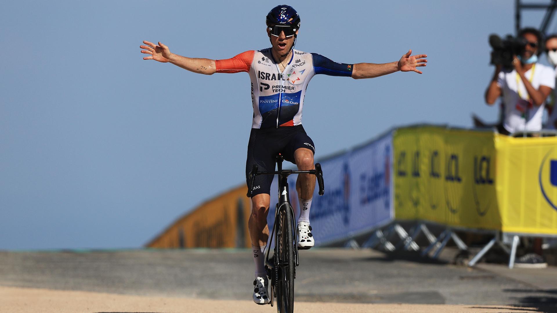 El canadiense Michael Woods celebra el triunfo tras cruzar en solitario la meta de Puy de Dôme
