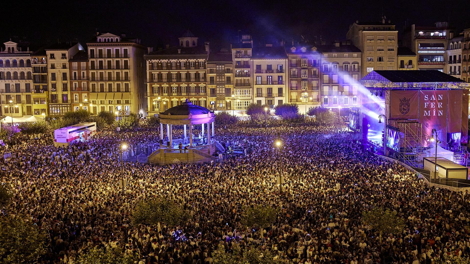 La plaza del Castillo, abarrotada de gente estos Sanfermines