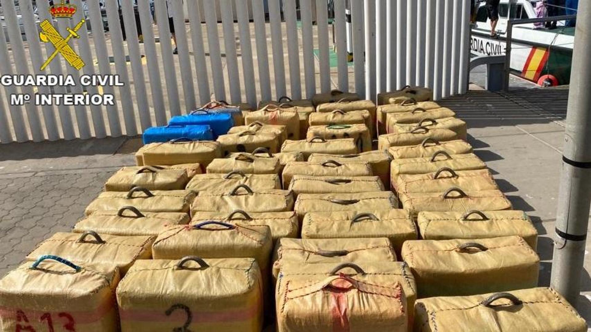Fardos intervenidos en la operación realizada en Chipiona