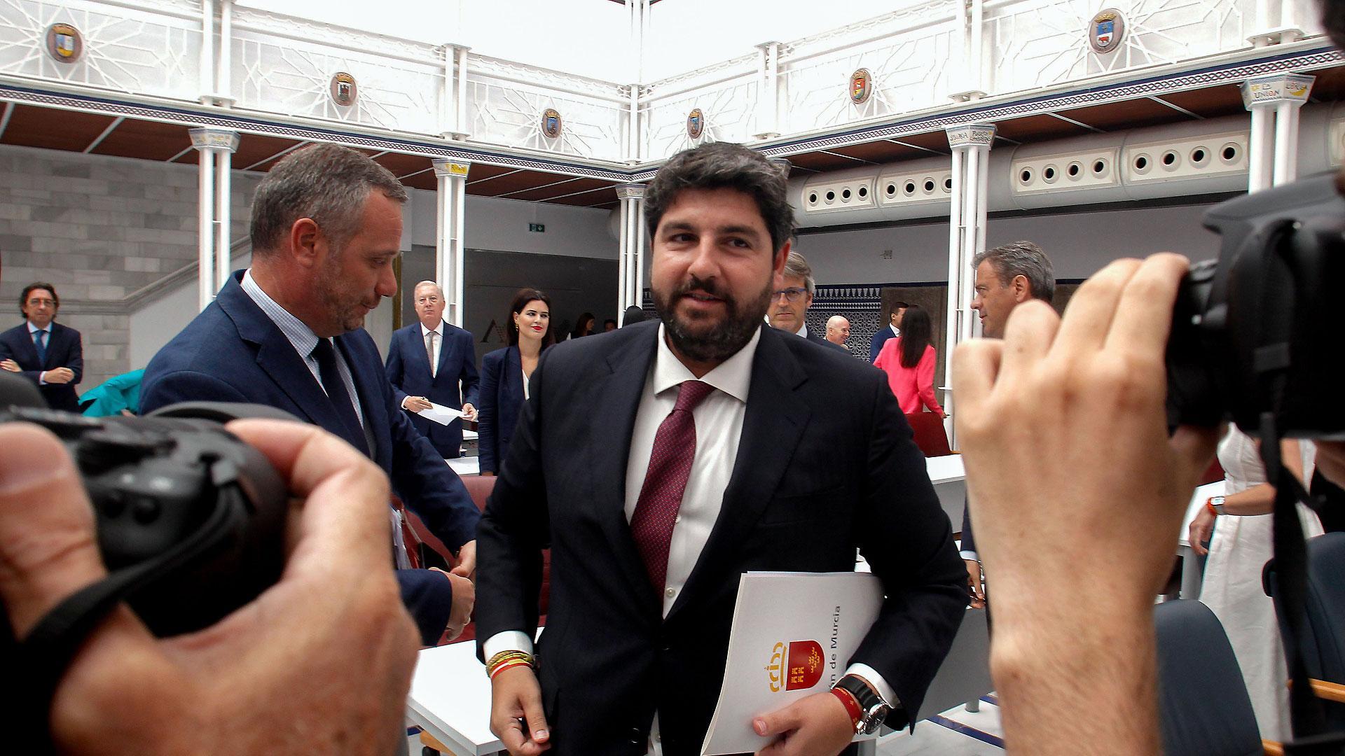 El candidato del PP a la presidencia de Murcia, Fernando López Miras, tras su intervención en la tercera sesión del debate de investidura celebrado este lunes en la Asamblea Regional, en Cartagena