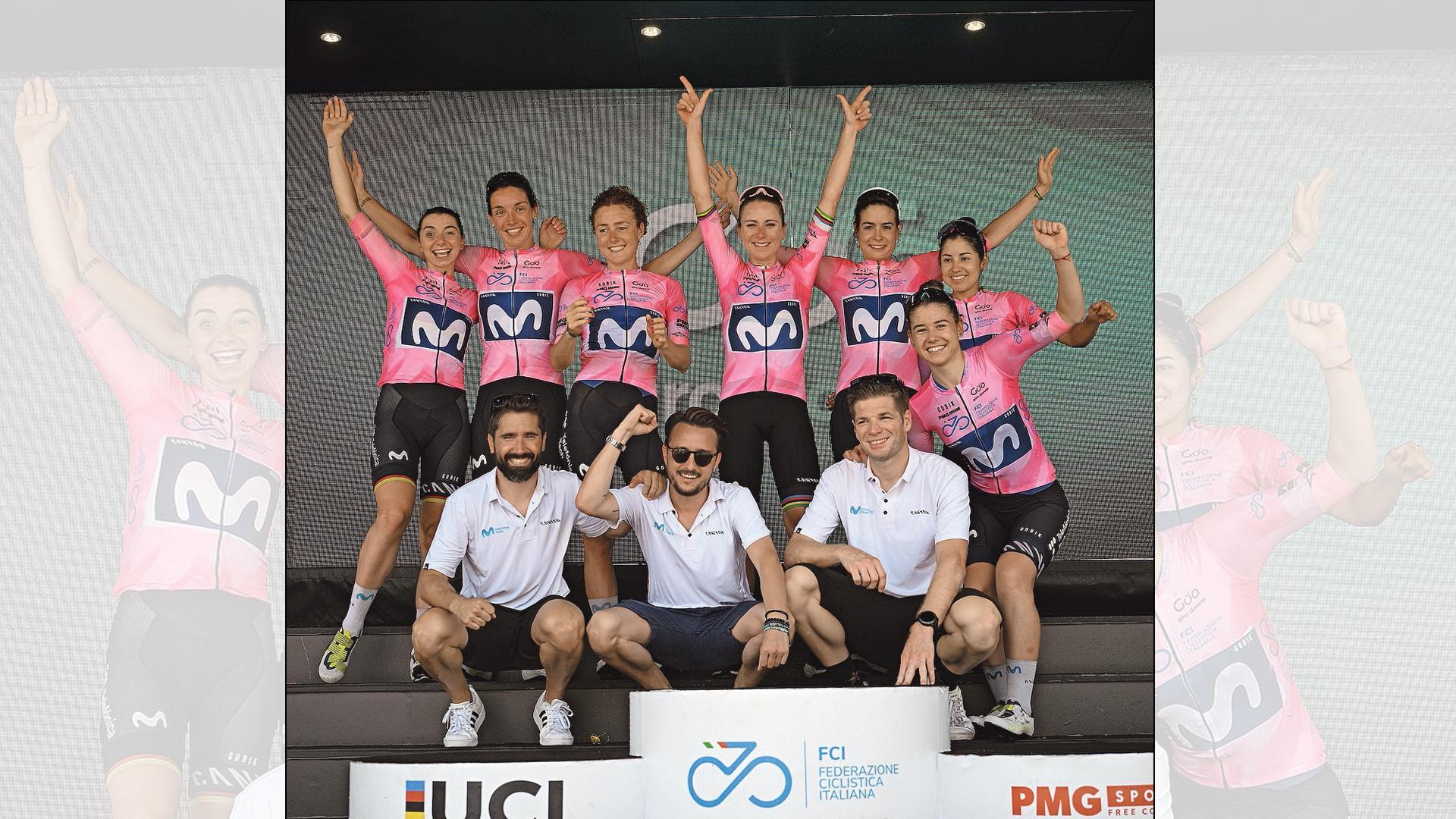 El Movistar femenino ganador del Giro, al completo, con Unzué en la parte central inferior