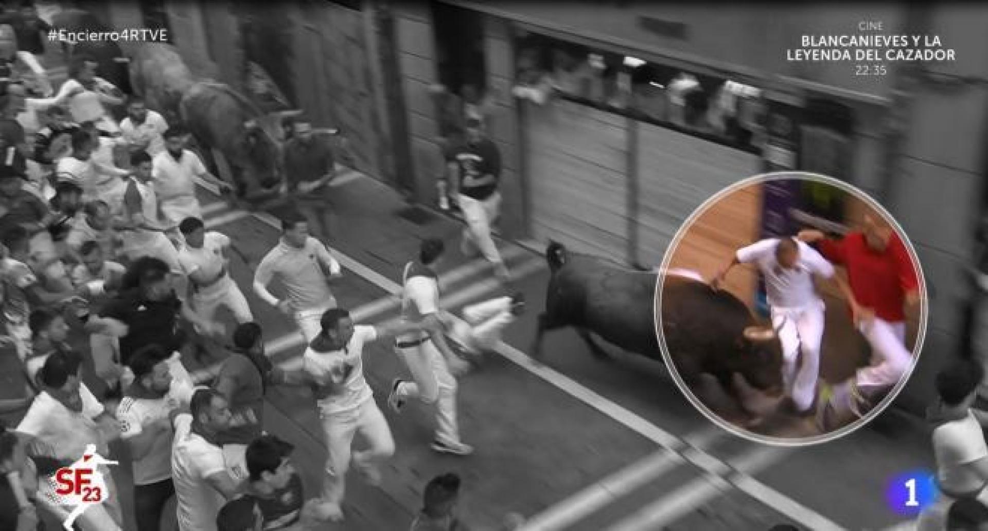 Danger in the fourth Running of the Bulls: a bull attacks two runners in Estafeta street