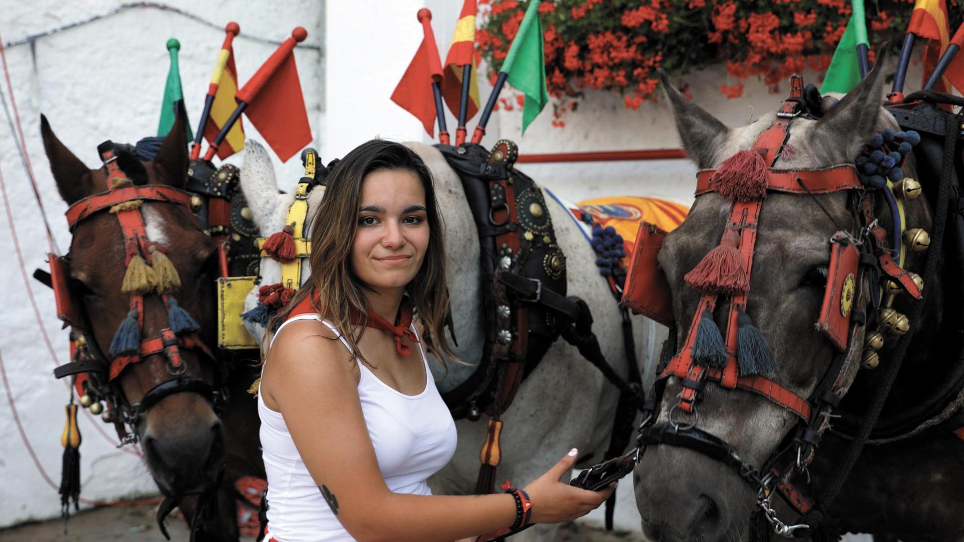 Andrea Hernández, con las mulillas en el patio de caballos