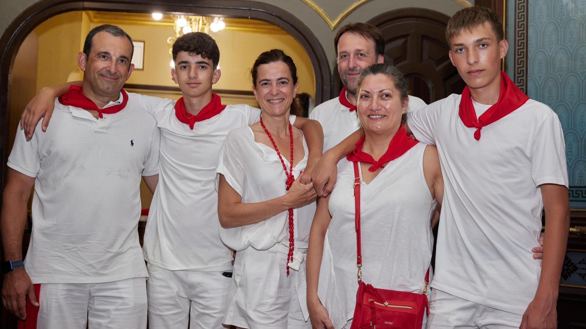 Desde la izquierda: Gaizka Nicuesa, Mateo Nicuesa Ursúa, Ana Ursúa, Pachi Ciriza, Mila Sánchez y Marcos Ciriza Sánchez