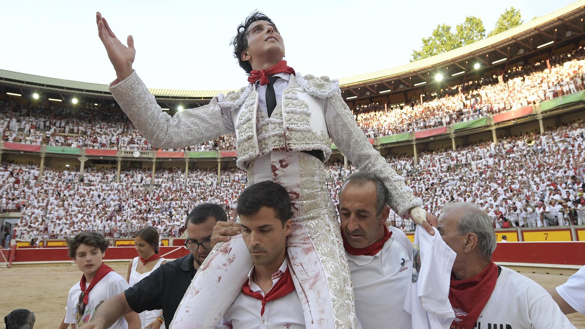 Roca Rey, saliendo a hombros del coso pamplonés