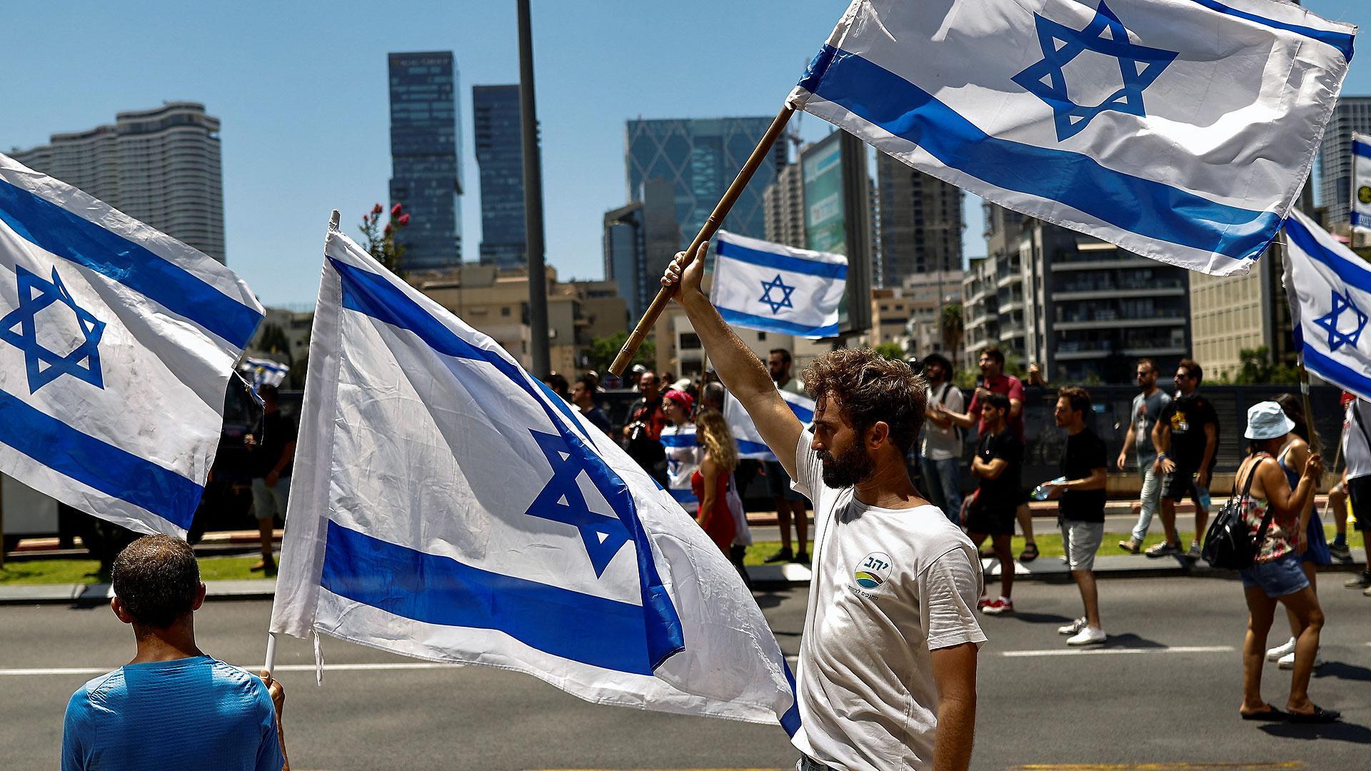 Participantes en una protesta desarrollada en Tel Aviv