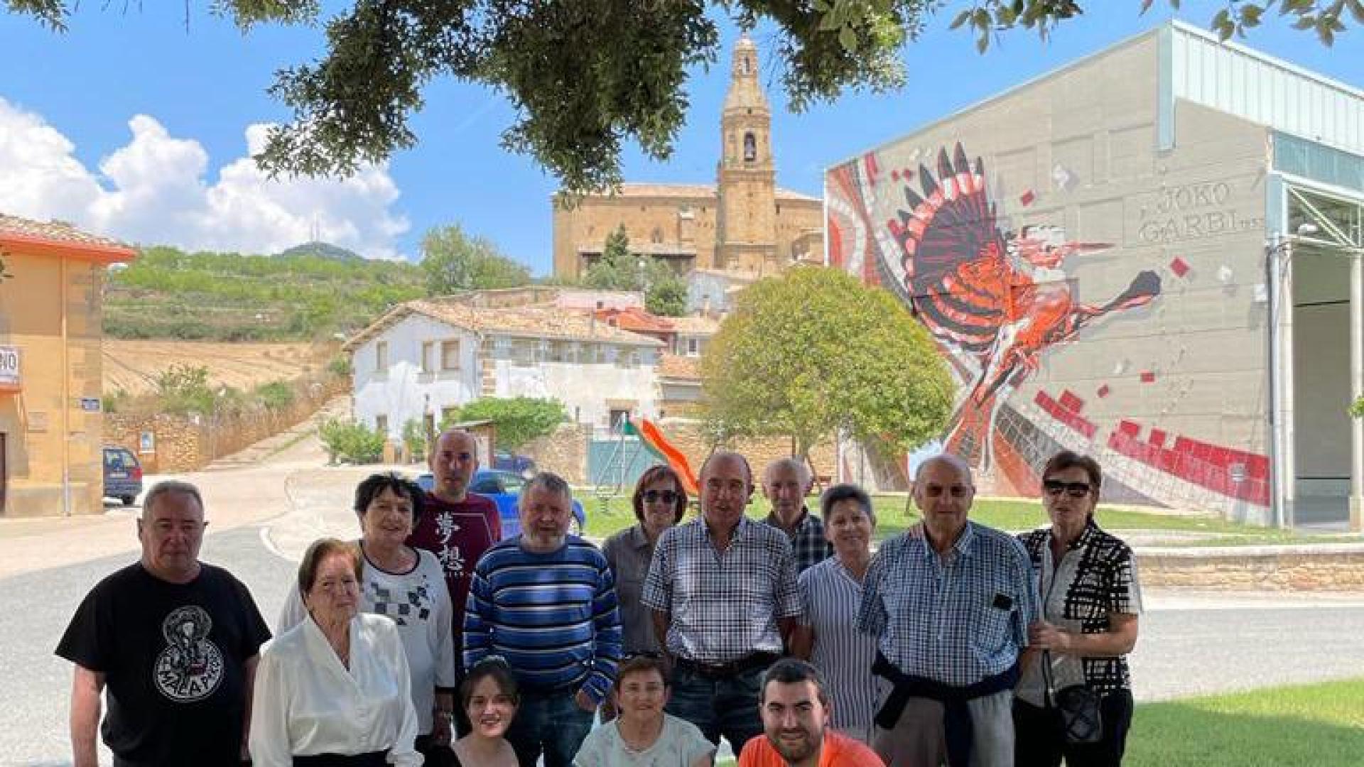 Vecinos de Arellano que han participado en el proyecto, en un rincón de la localidad.
