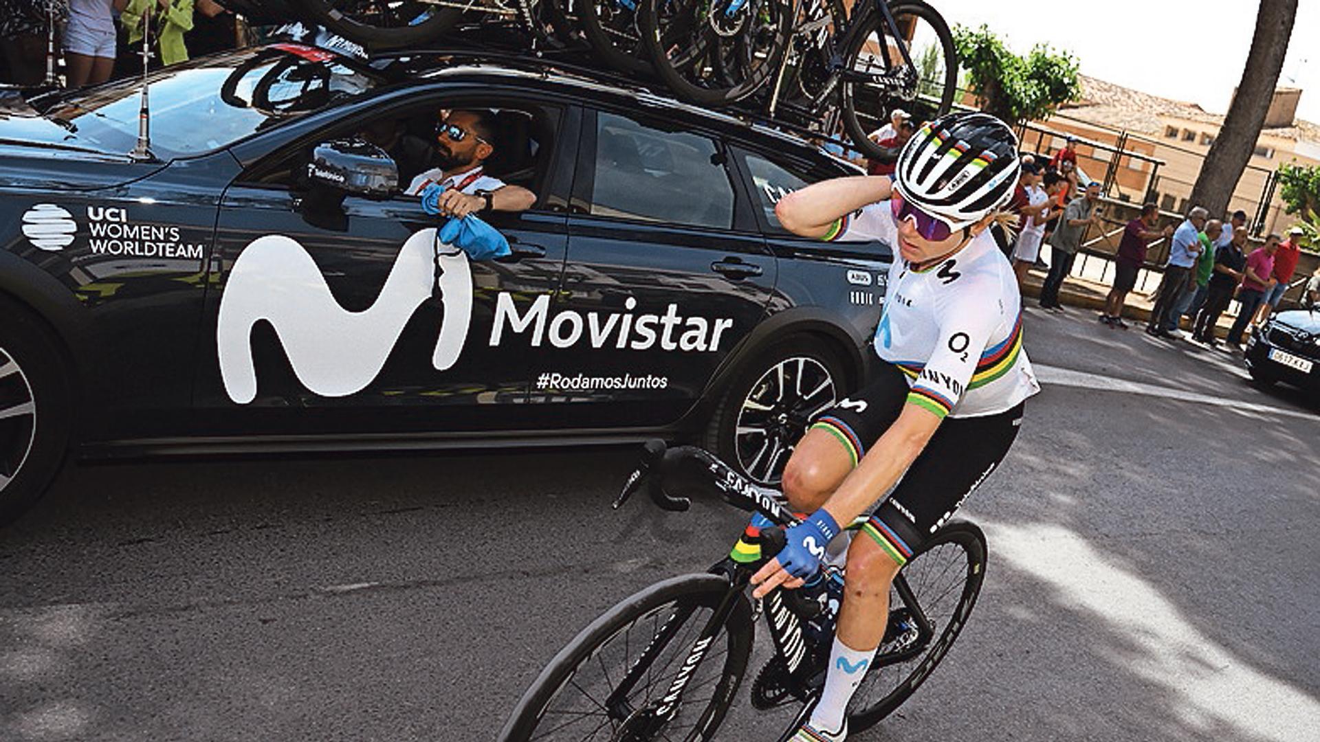 Jorge Sanz atiende a Van Vleuten en la Vuelta a España