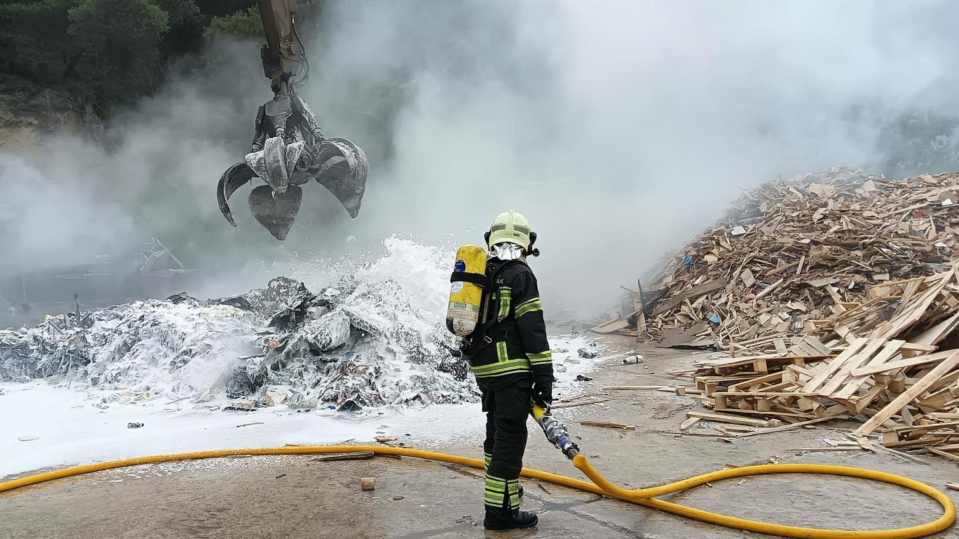 Un bombero sujeta una manguera tras sofocar el fuego en Estella