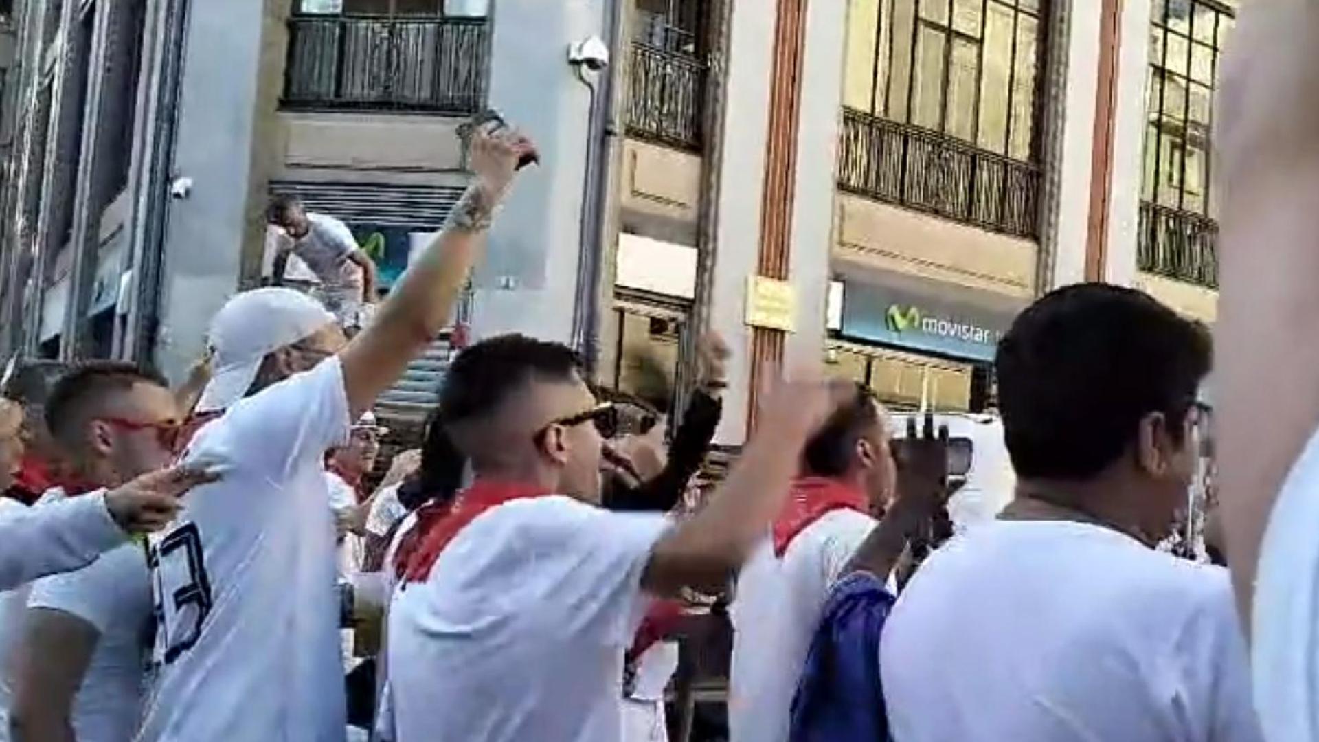 Varias de las personas que gritan durante una de las conexiones de Adrián Arnau