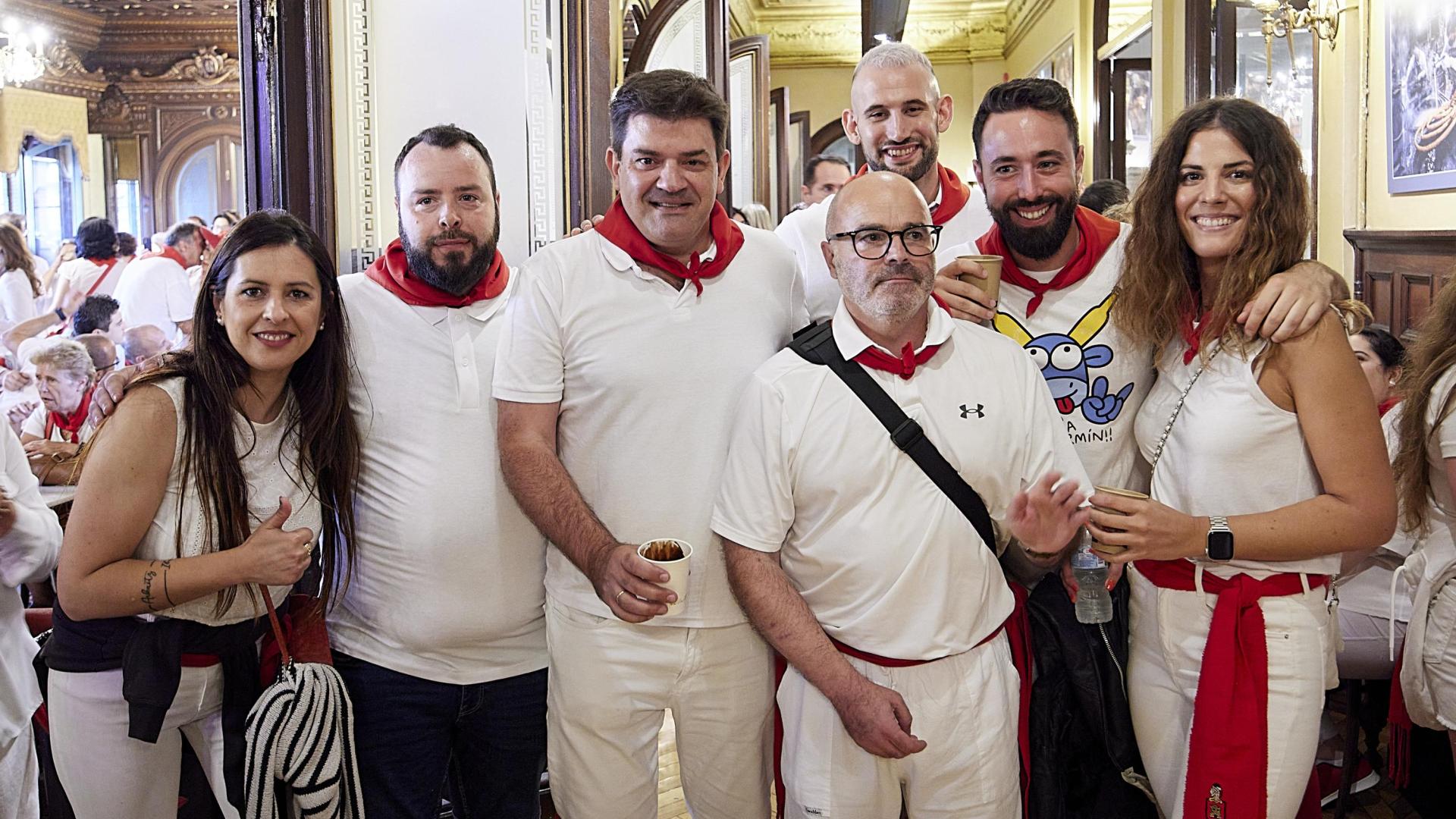 Desde la izquierda:Ruth González Pérez, Ekaitz Pino Iglesias, Santiago Guillermo Salas (jefe de ventas de la firma Heineken en Navarra y Guipúzcoa), Luis Martínez Martínez (detrás), José Antonio León Burgui, Rafa Rojas Esquíroz y Sara Urdiciáin Trujillo.