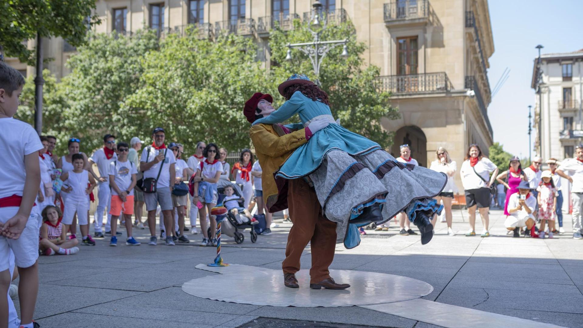 Actuación de Juan Luis Pérez y sus marionetas, en el centro de Carlos III, frente al Palacio de Navarra