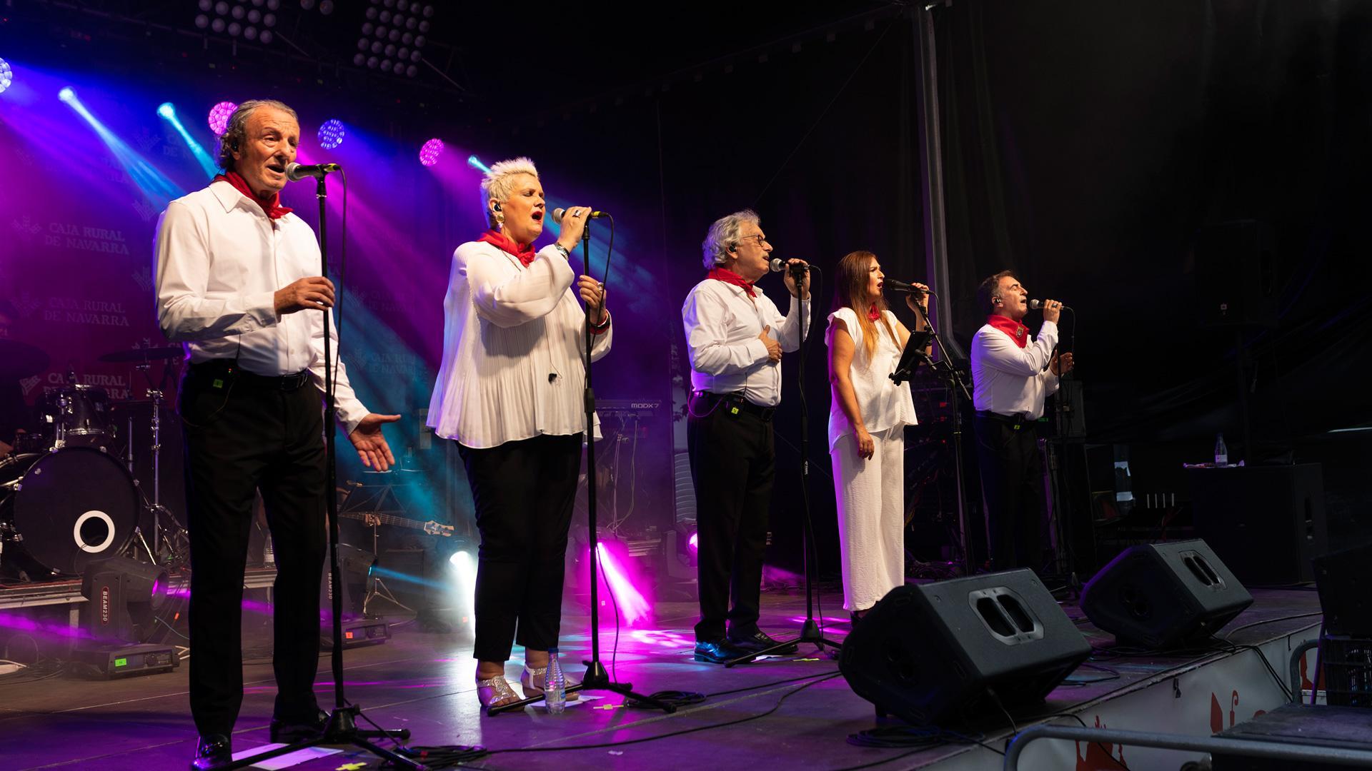 El grupo Mocedades cantando al público que llenó la plaza de la Cruz