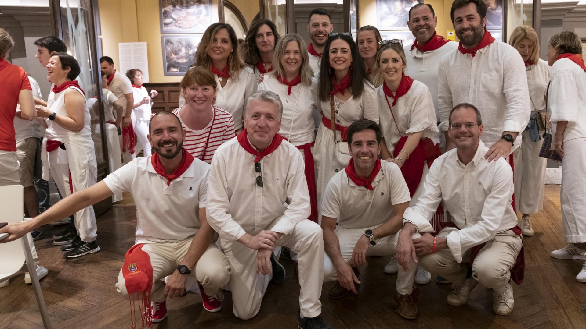 De izda a dcha, adelante: Alberto López. Jesús Ayala, Javier Yoldi y César Ciaurriz. Segunda fila:  Maribel Unzué, Susana Iriarte, Carmen Cañabate, Cristina Mancebo y Juanjo Cabrera. Atrás: Jeanette Bello, Adriana Ciganda, Aarón Vilchez, Andrea Moreno y José Mario Sánchez