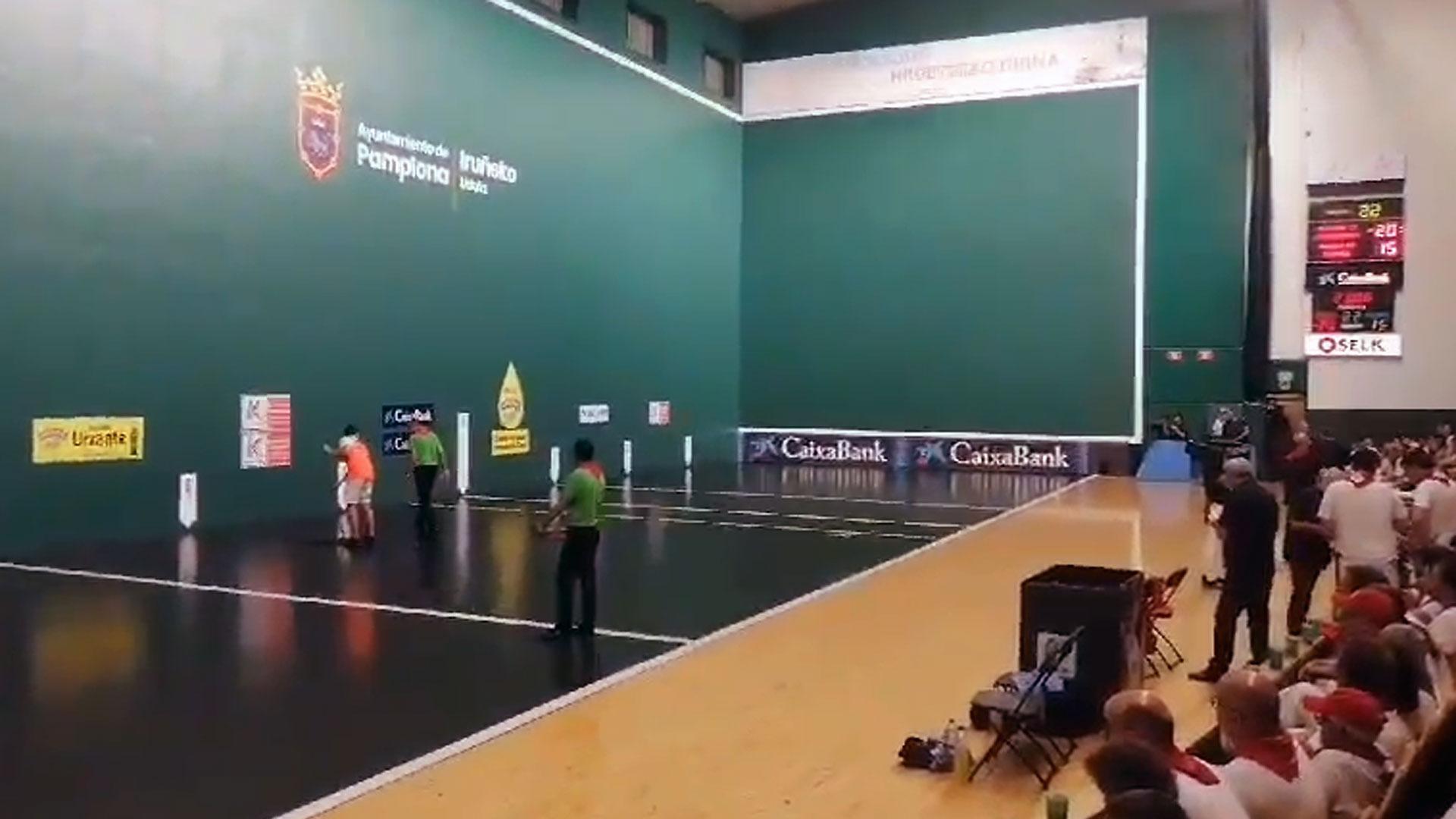 Ni Joseba Ezkurdia ni José Javier Zabaleta, la verdadera estrella de estos días en el frontón Labrit de Pamplona es el “chico de la mopa”. Este joven, encargado de secar la cancha para que esté en perfecto estado para jugar a pelota, es quien pone a todo el público en pie. Al canto de “con la mopa oé, con la mopa oé” los aficionados pelotazales agradecen su labor, que él ejerce con profesionalidad.