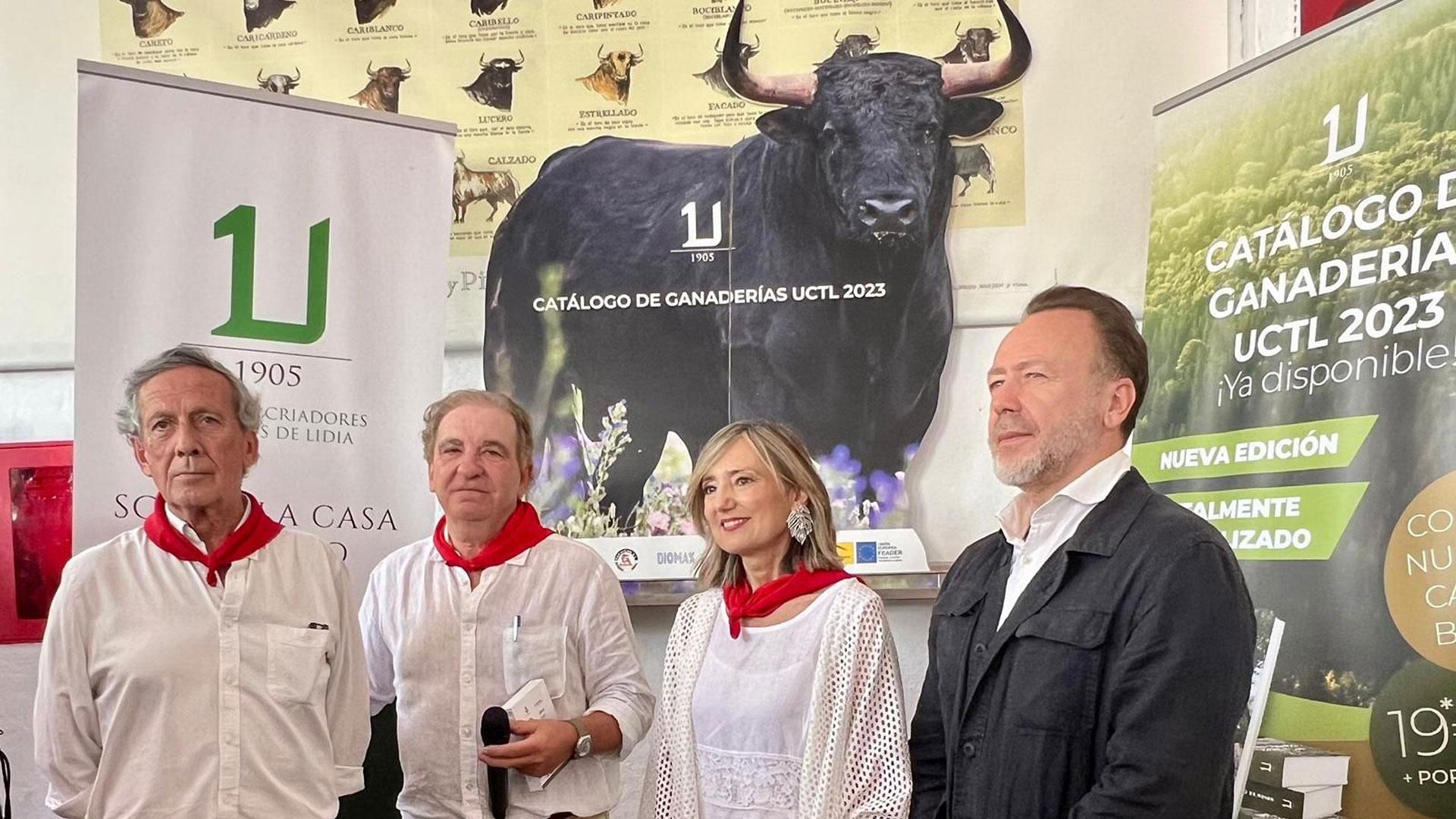 El presidente de la Real Unión de Criadores de Toros de Lidia, Antonio Bañuelos, la alcaldesa de Pamplona, Cristina Ibarrola y Vicente Zabala presentaron el ejemplar ante aficionados, ganaderos, profesionales y autoridades