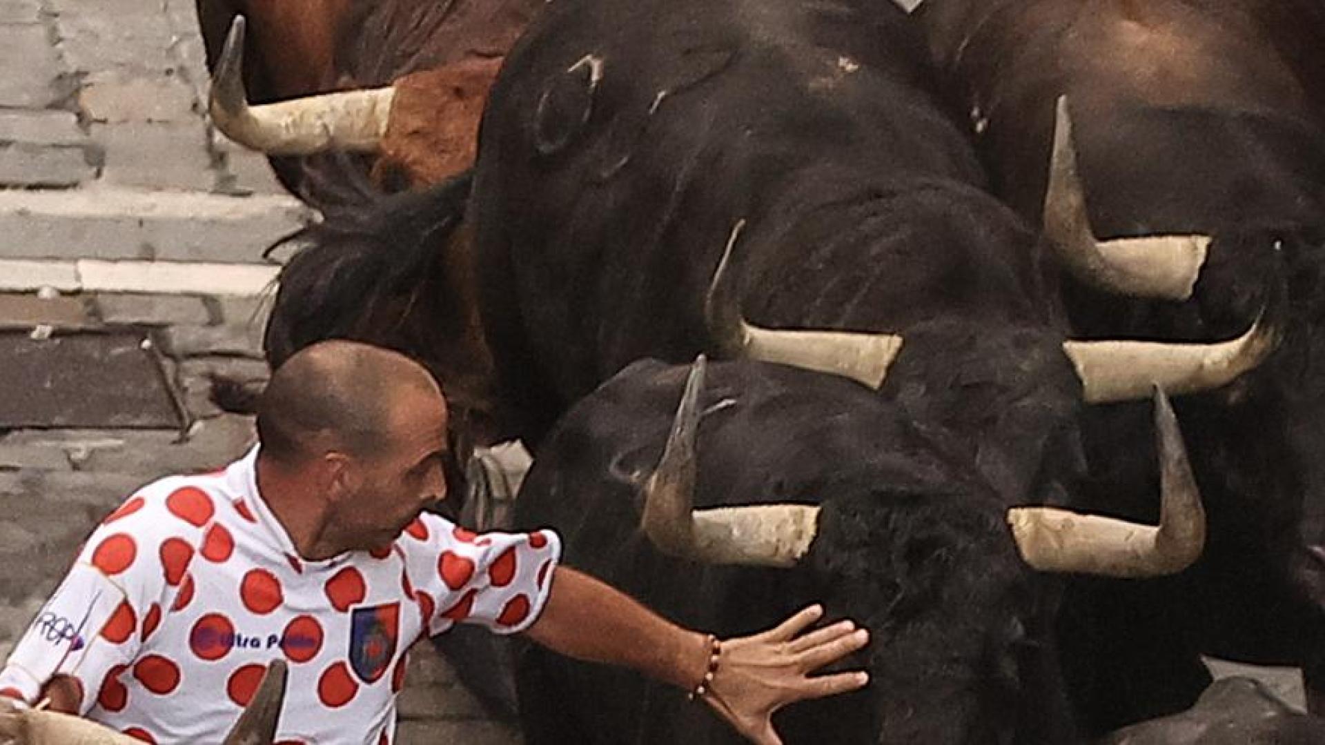 Instante en que Xabi Lafitte logra salvarse de ser arrollado por la manada tras recibir un golpe de un manso.
