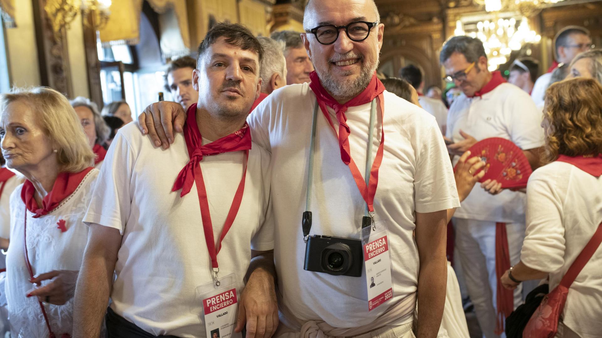 Andrés Rodríguez, editor y presidente de Forbes. A su izquierda, su hermano, Luis