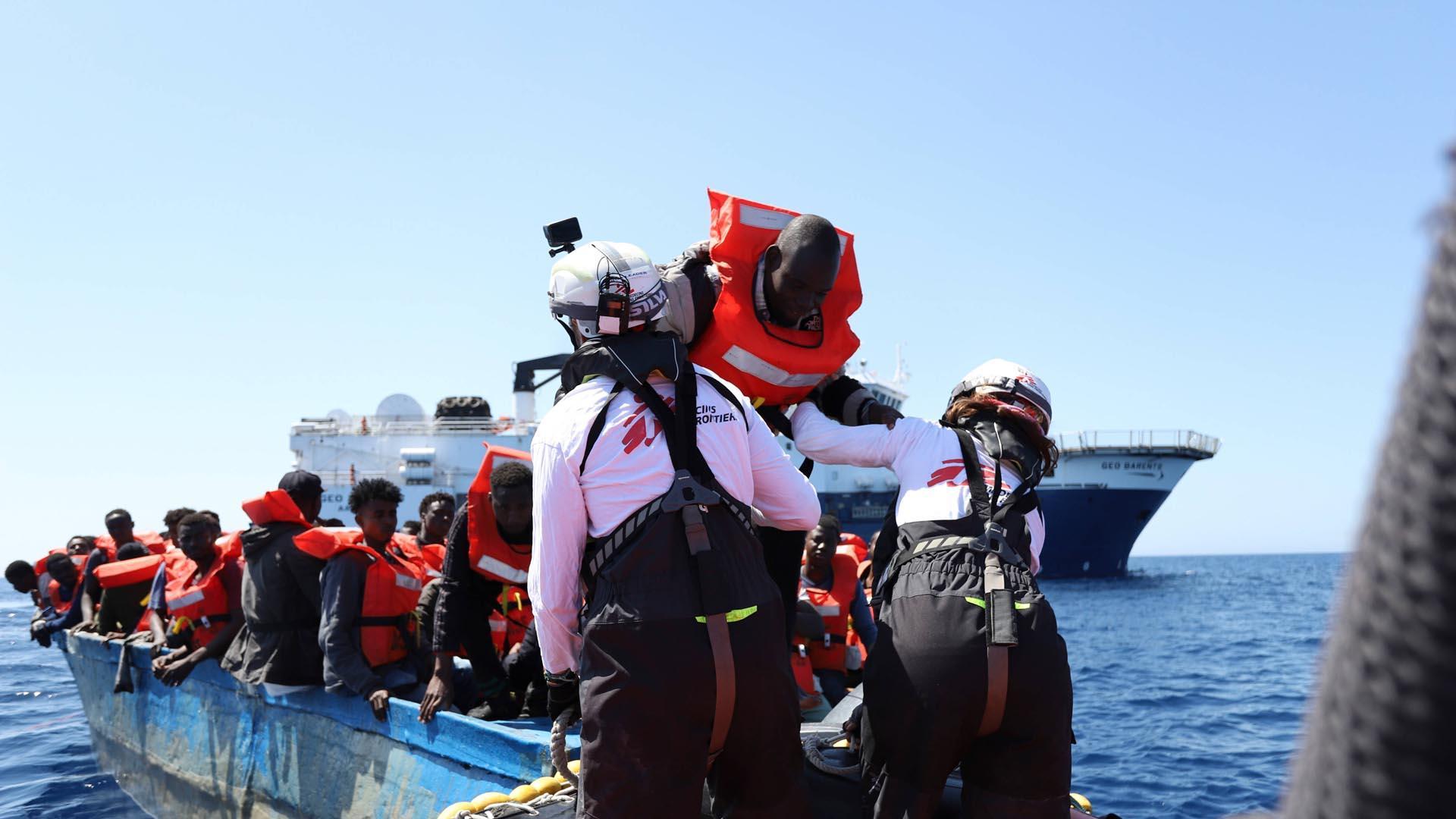 Un barco de Médicos Sin Fronteras traslada a 75 migrantes rescatados al puerto de Nápoles