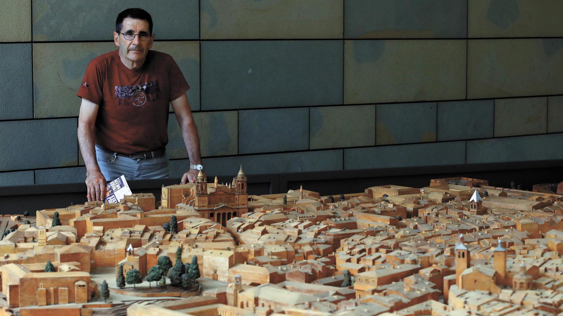 Peio Monteano, junto a la maqueta de Pamplona que hay en el Archivo de Navarra, donde trabaja, junto a la maqueta de Pamplona que hay en el Archivo de Navarra, donde trabaja
