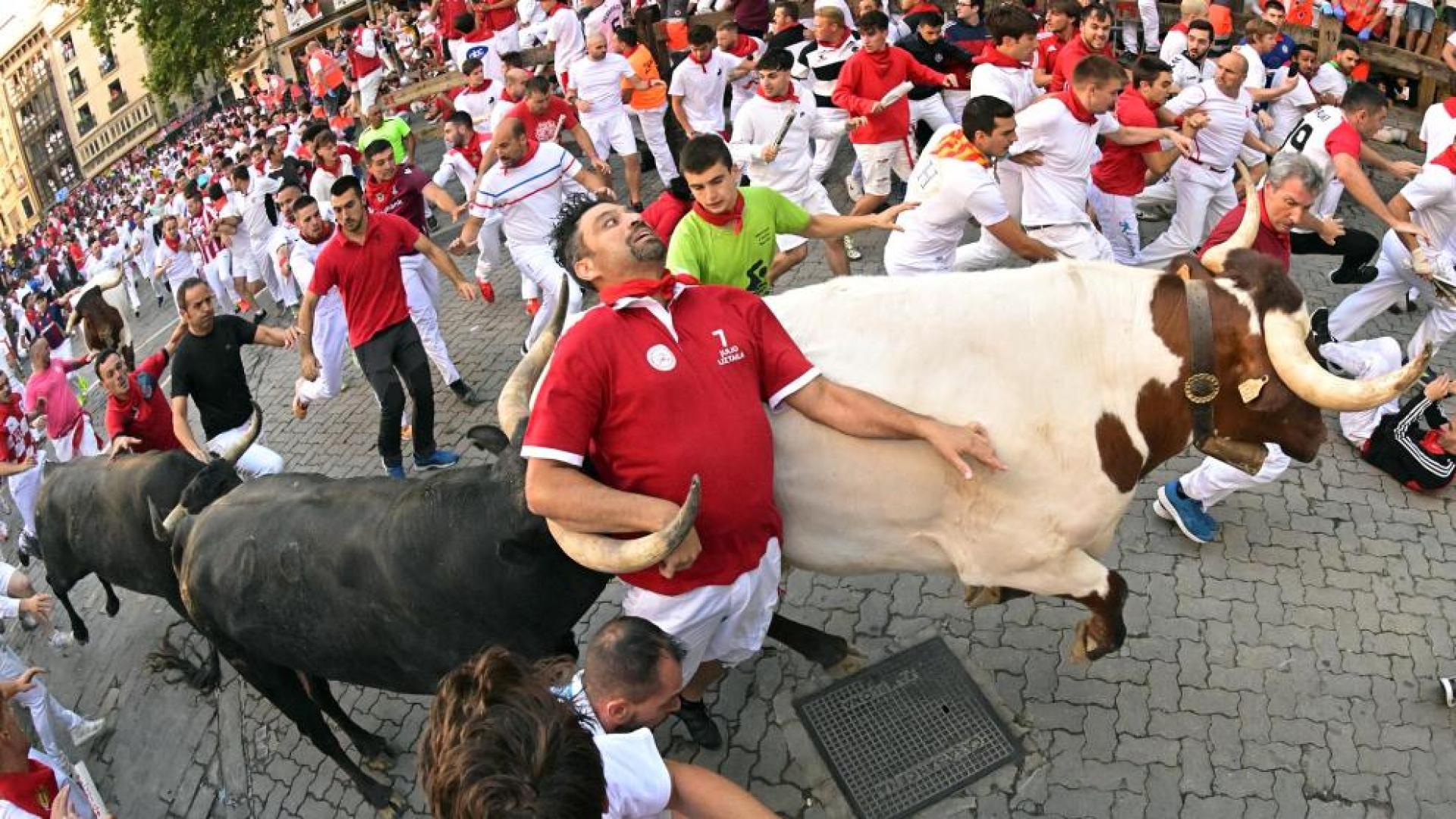 Vídeo de las caídas y golpes sufridos por los mozos en el octavo encierro de San Fermín