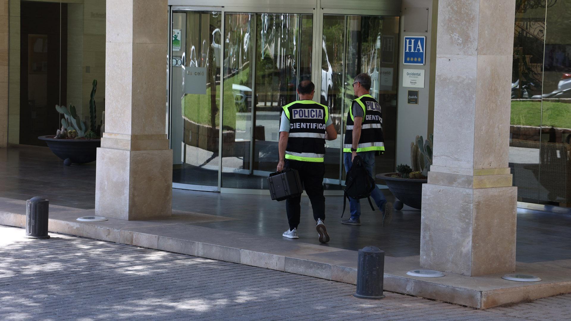 Agentes de Policía Científica, en las inmediaciones del lugar donde se han producido los hechos