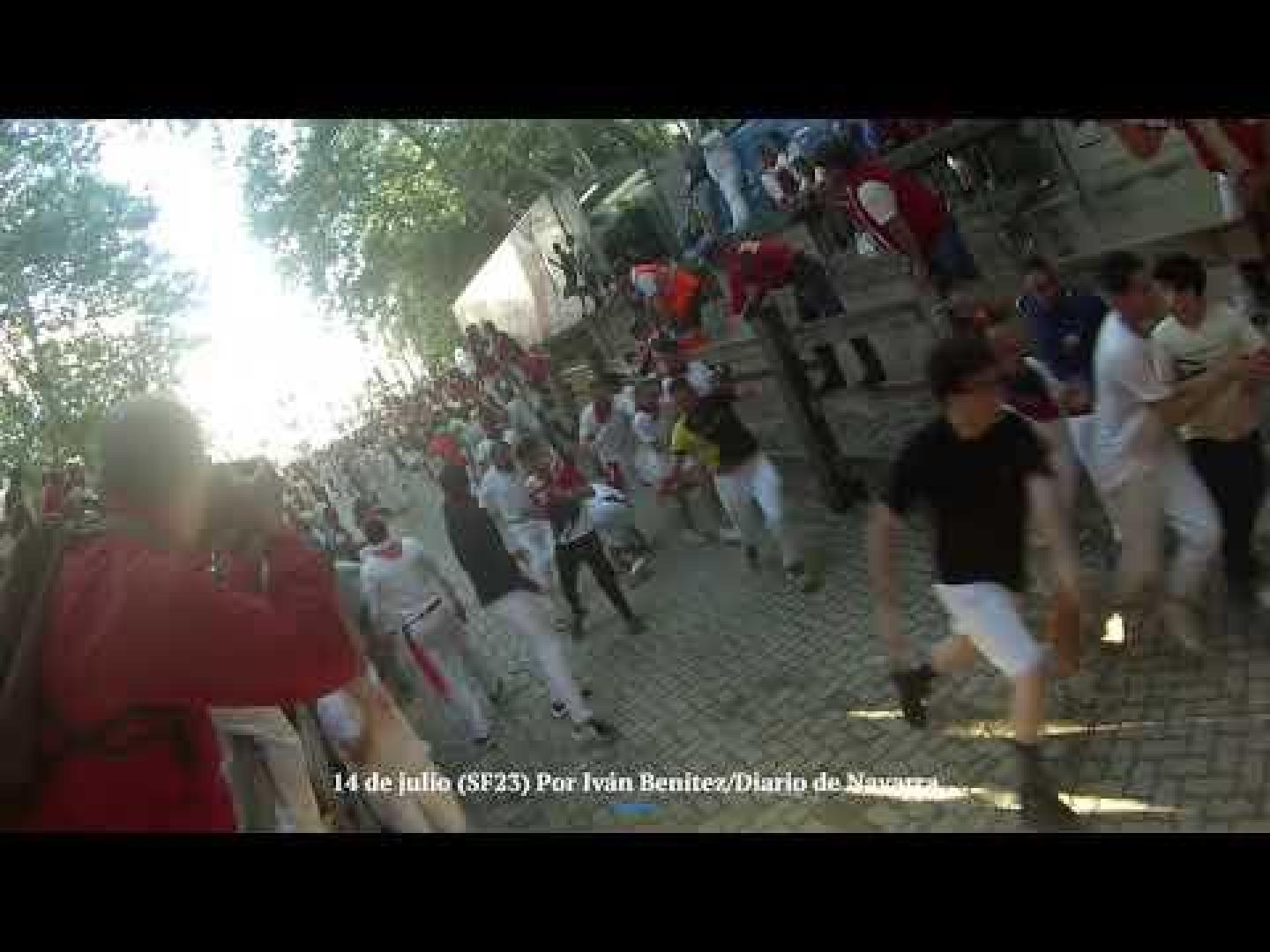 Entrada de los toros al callejón en el último encierro y retirada del vallado