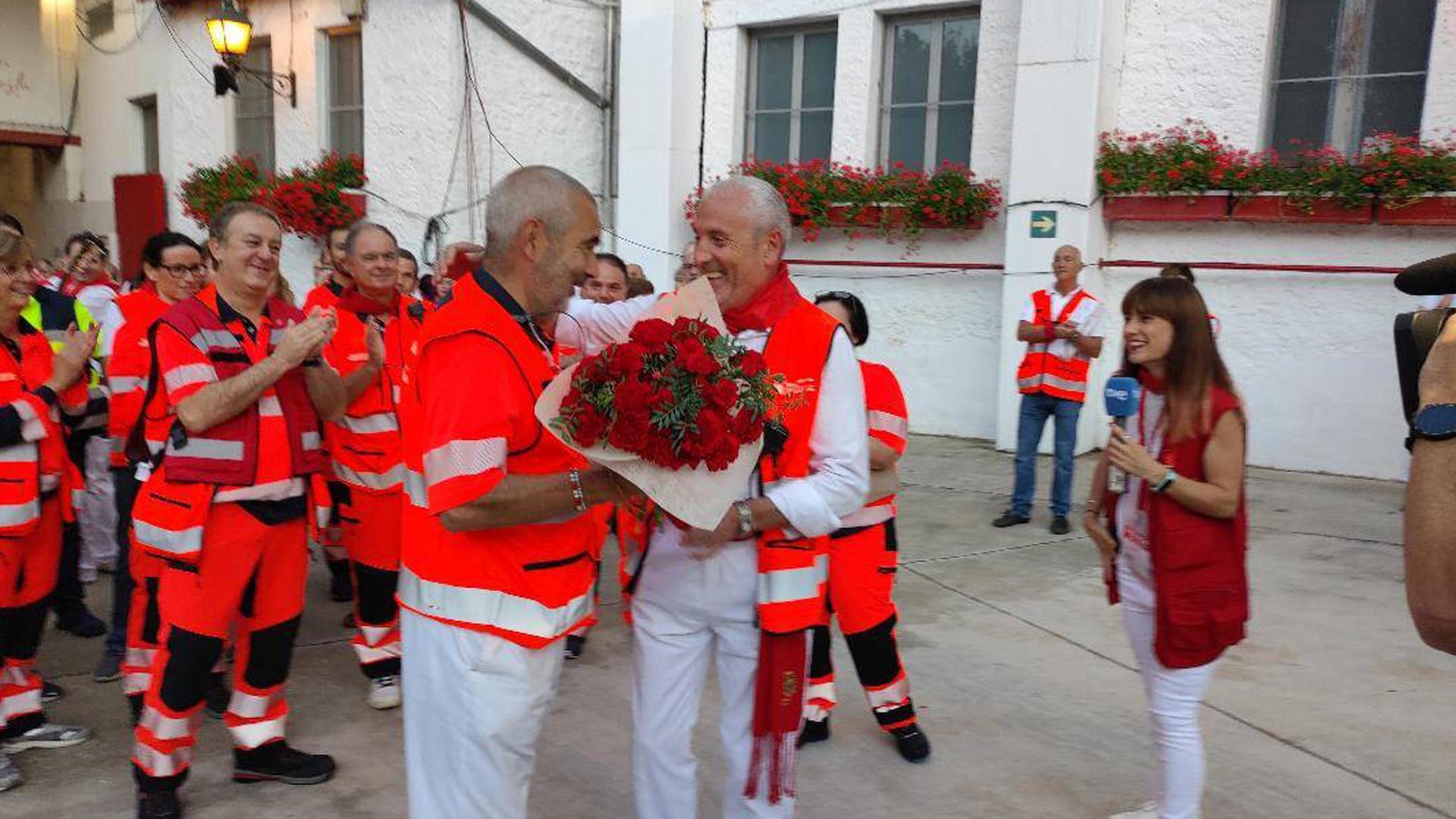 Kiko Betelu, recibió del director de Salud, Carlos Artundo, un ramo de flores