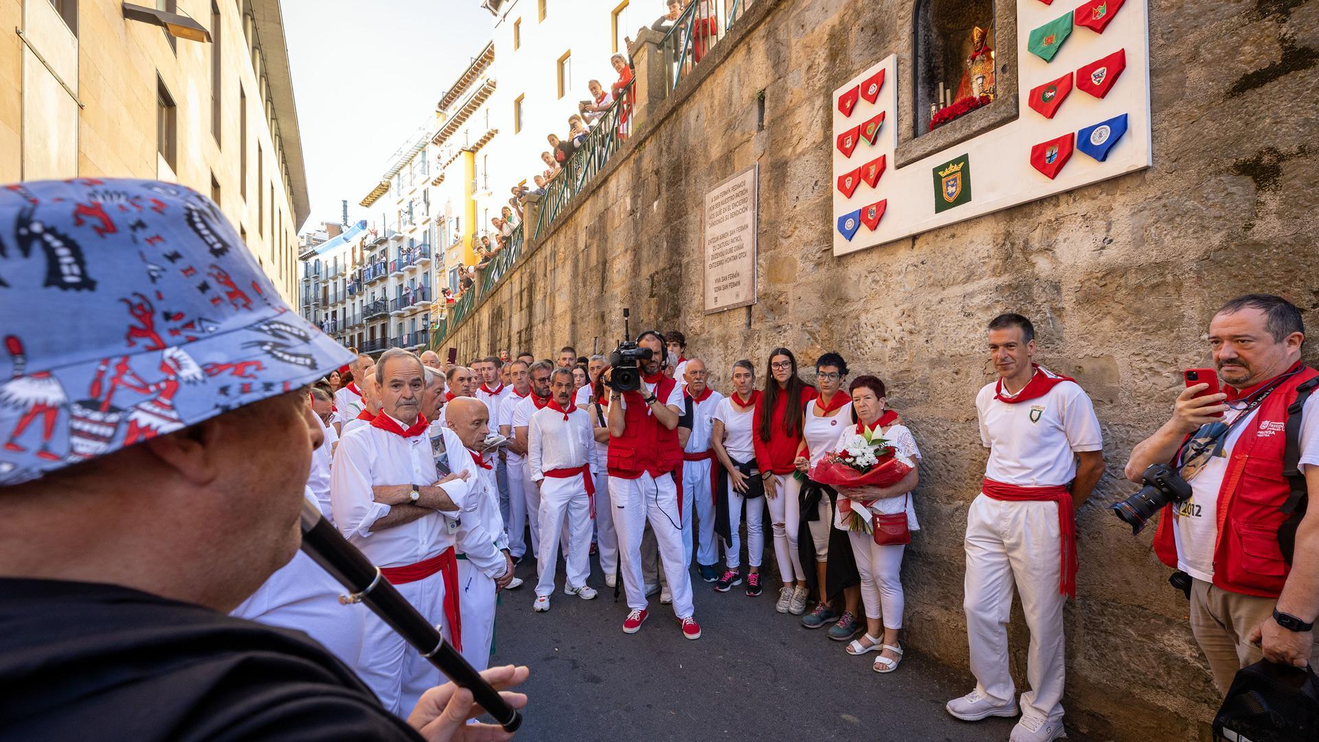'Agur Jaunak' en honor de Miguel Saralegui, junto a la hornacina