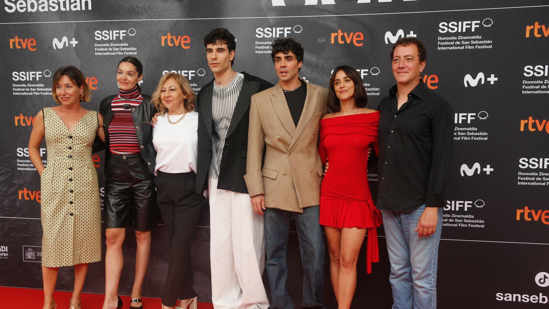 Los actores Lola Dueñas, Ana Rujas, Carmen Machi, Javier Calvo, Javier Ambrossi, Macarena García y Roger Casamajor, posan en la presentación de la 71ª edición del Festival de San Sebastián este viernes en Madrid.