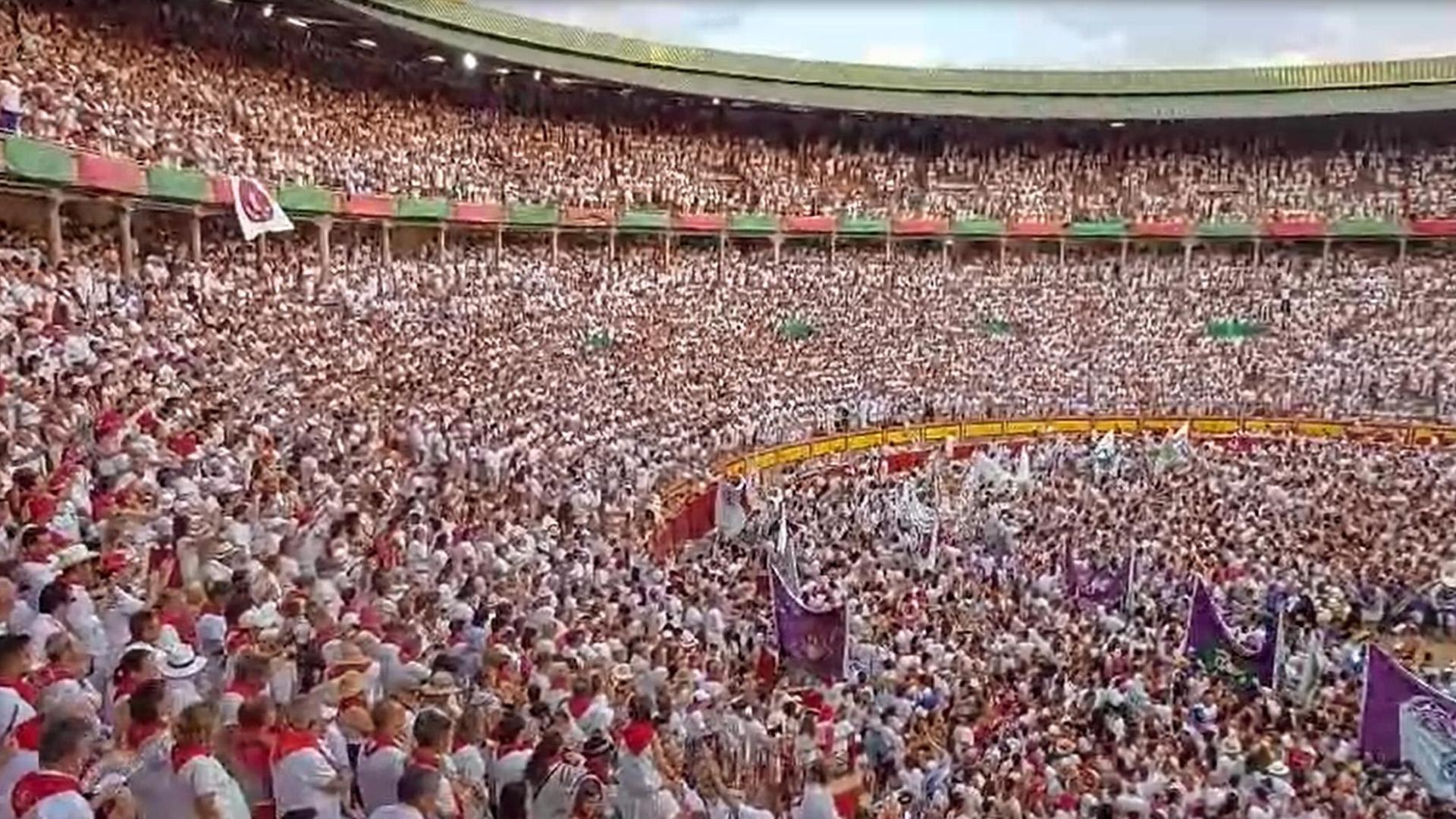 Los mozos han invadido el coso de la Monumental, como es tradición tras la última corrida