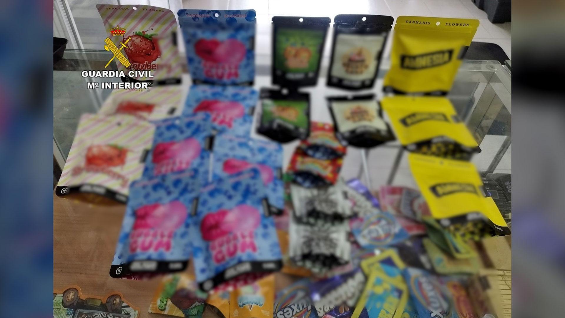 Marihuana envasada con apareciencia de golosinas incautada por los agentes