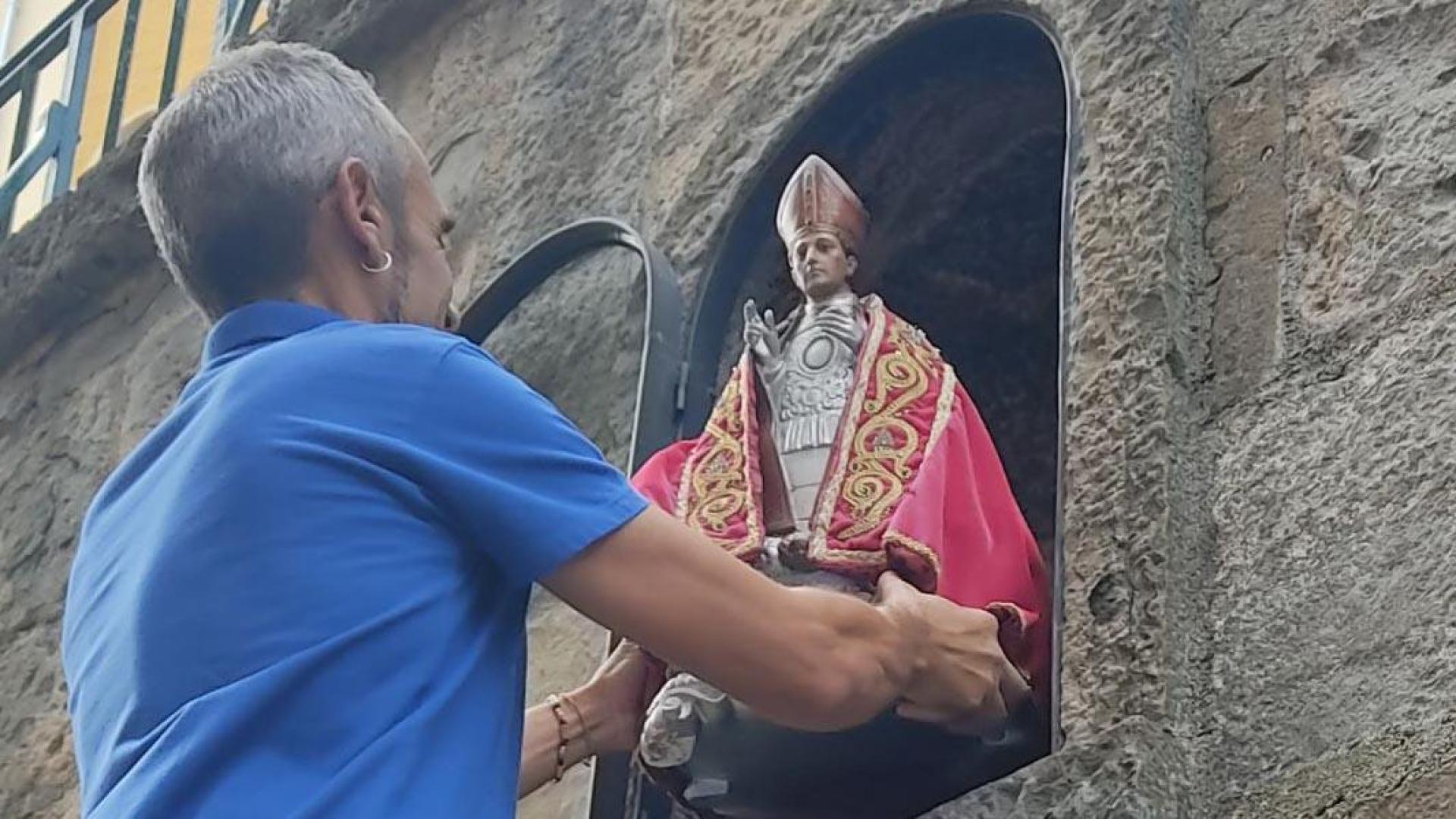La figura del santo vuelve a su hornacina