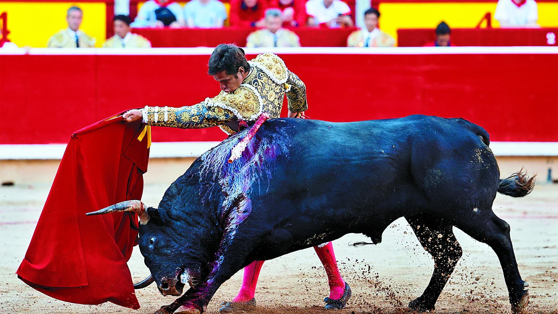 Profundo pase de pecho de Julián López ‘El Juli’ a uno de los astados de Jandilla en la tarde del 12 de julio, donde cortó tres orejas y abrió la puerta grande