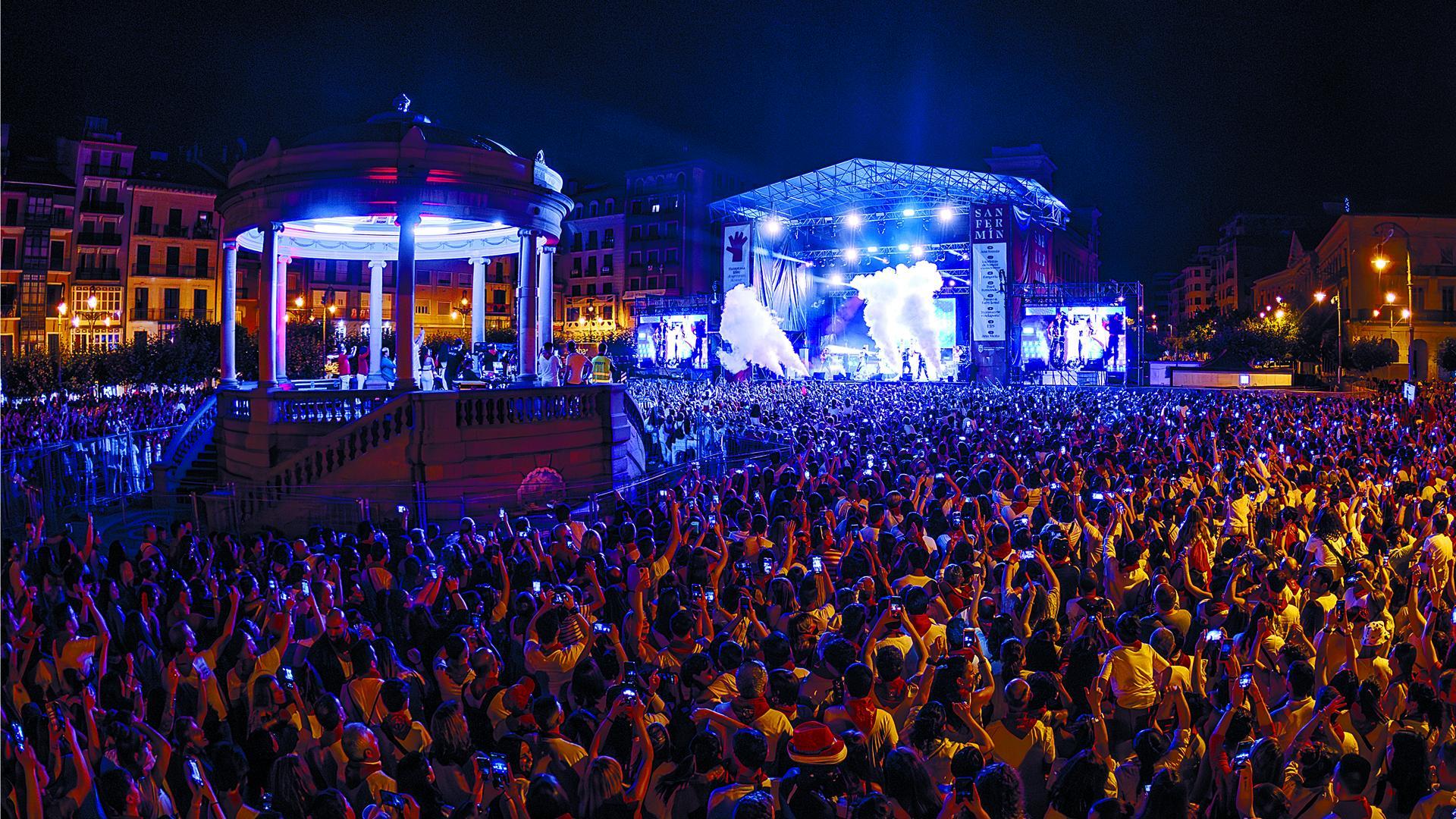 El de Ana Mena fue uno de los conciertos en los que se reunieron más de 10.000 personas. Fangoria, con 20.000 asistentes, protagonizó el espectáculo más masivo de estos Sanfermines