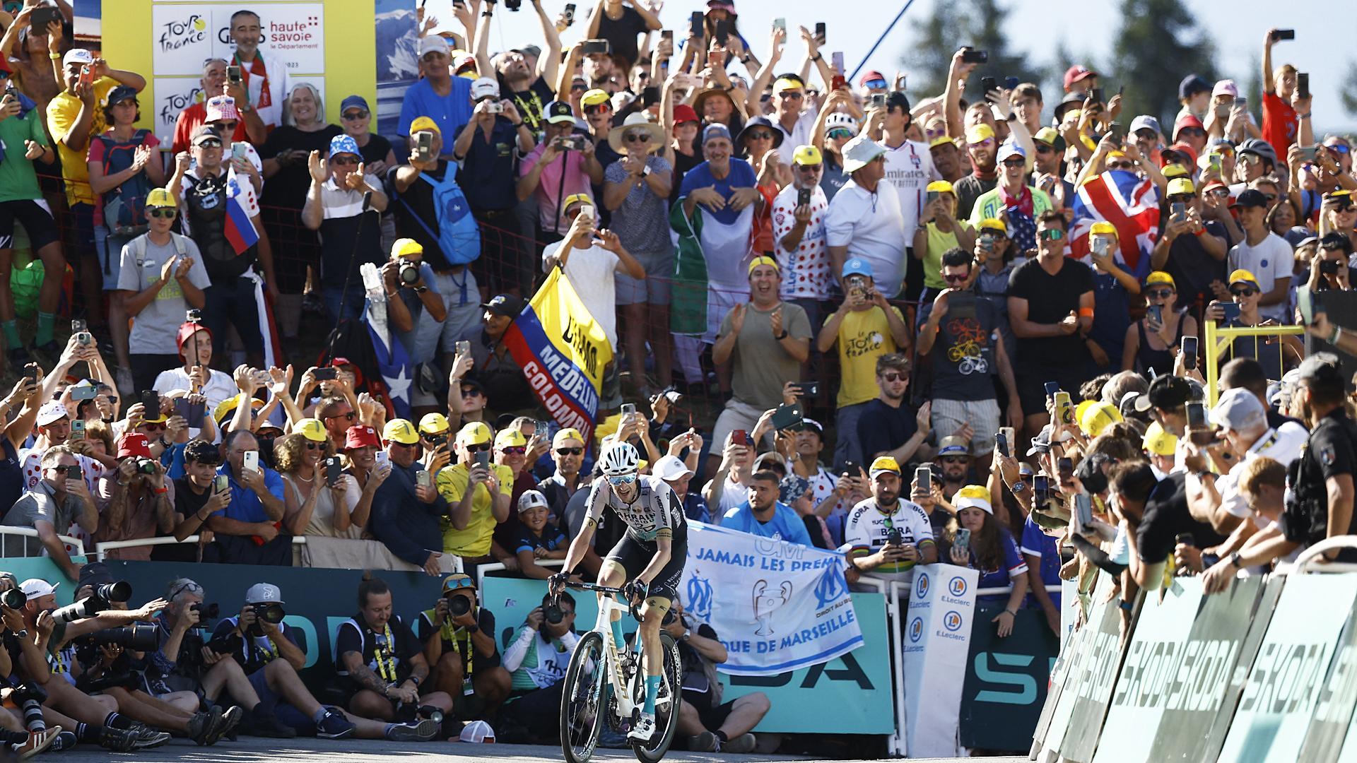 El neerlandés Wout Poels encara los últimos metros ante el numeroso público que esperaba en la meta del Mont Blanc