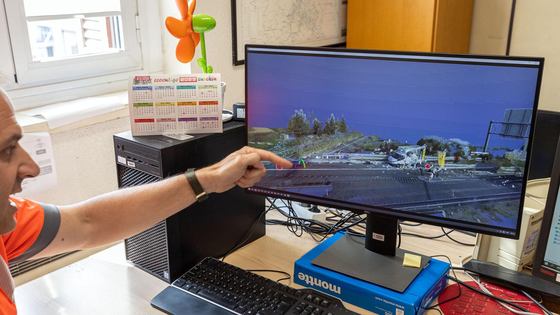 Pablo Esquisabel Otamendi y Merche Aldave Larequi, de la unidad de Atestados de la Policía Foral, junto al escáner Leica de reconstrucción de escenarios en la comisaría de Beloso