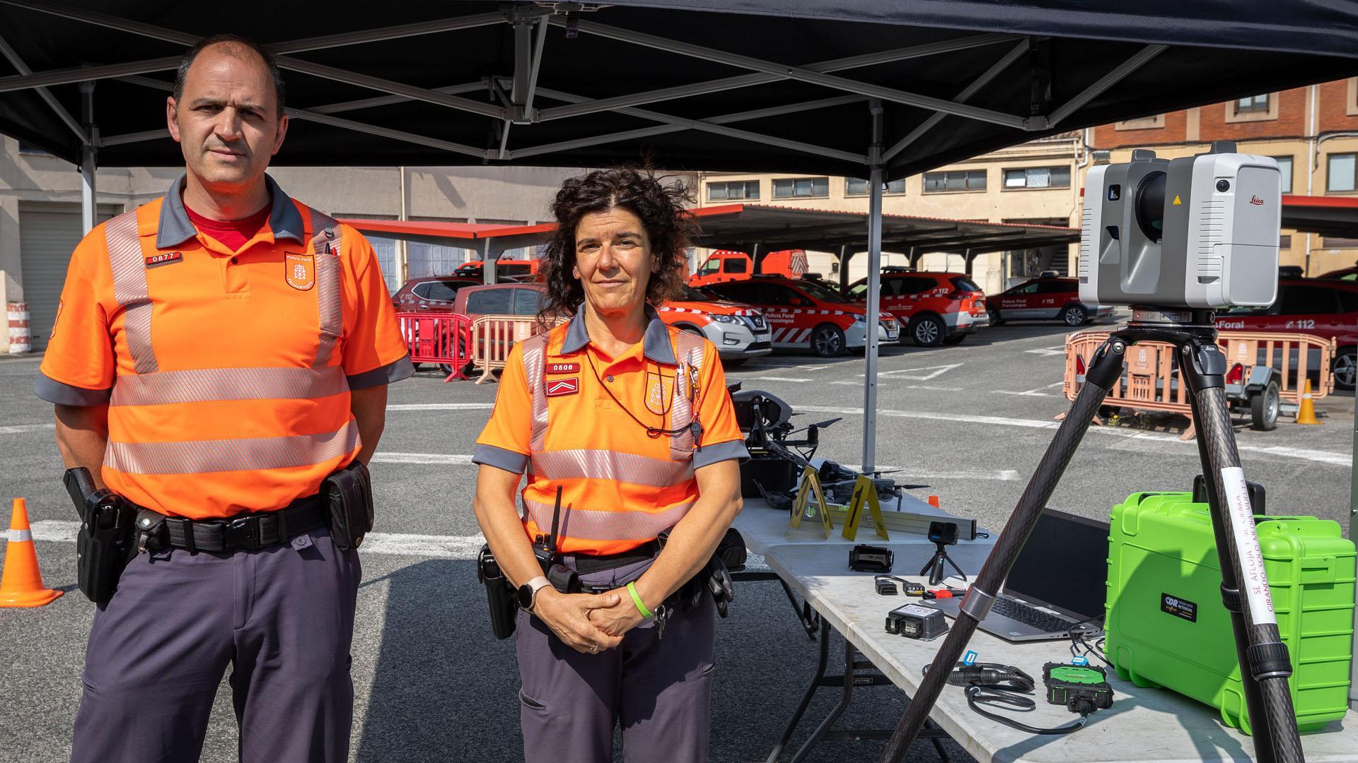Pablo Esquisabel Otamendi y Merche Aldave Larequi, de la unidad de Atestados de la Policía Foral, junto al escáner Leica de reconstrucción de escenarios en la comisaría de Beloso