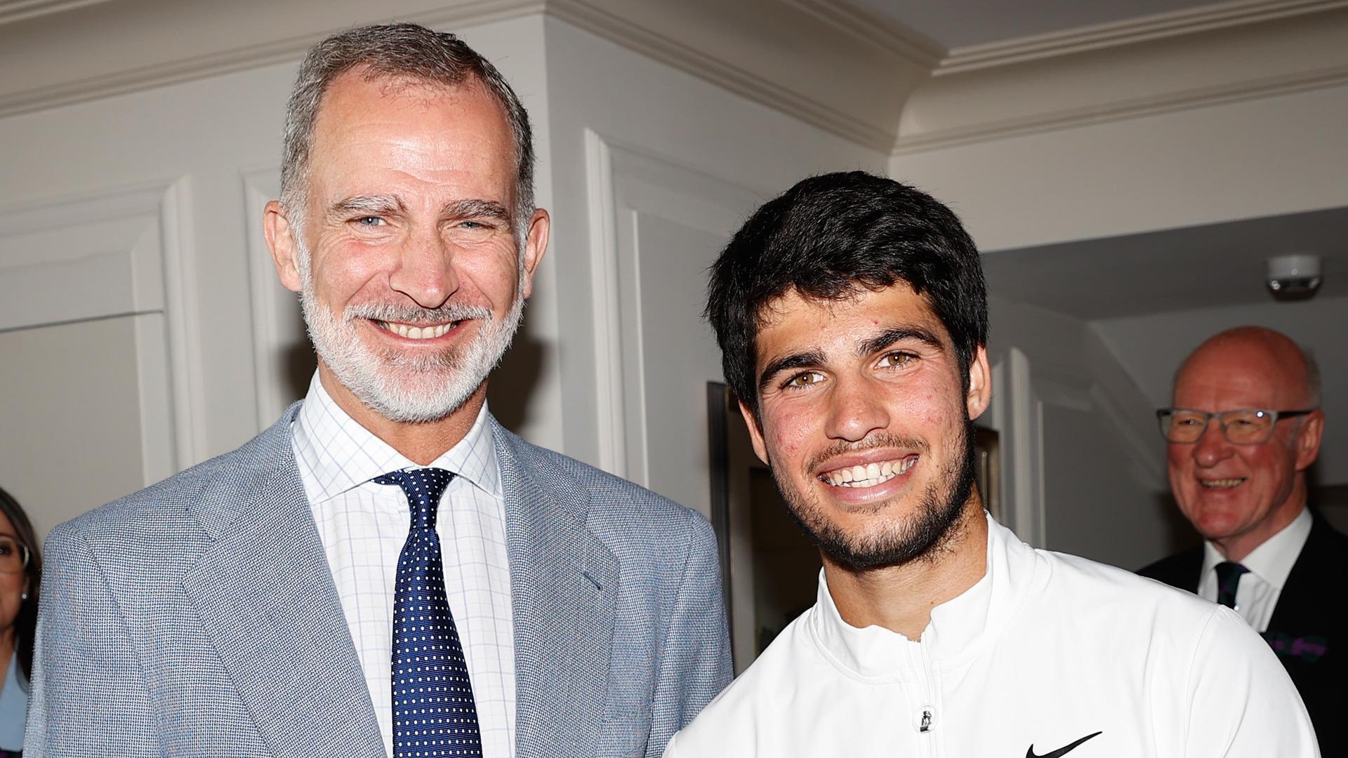 El rey Felipe VI (i) posa para los fotógrafos junto al tenista Carlos Alcaraz (d) tras proclamarse campeón del torneo de Wimbledon