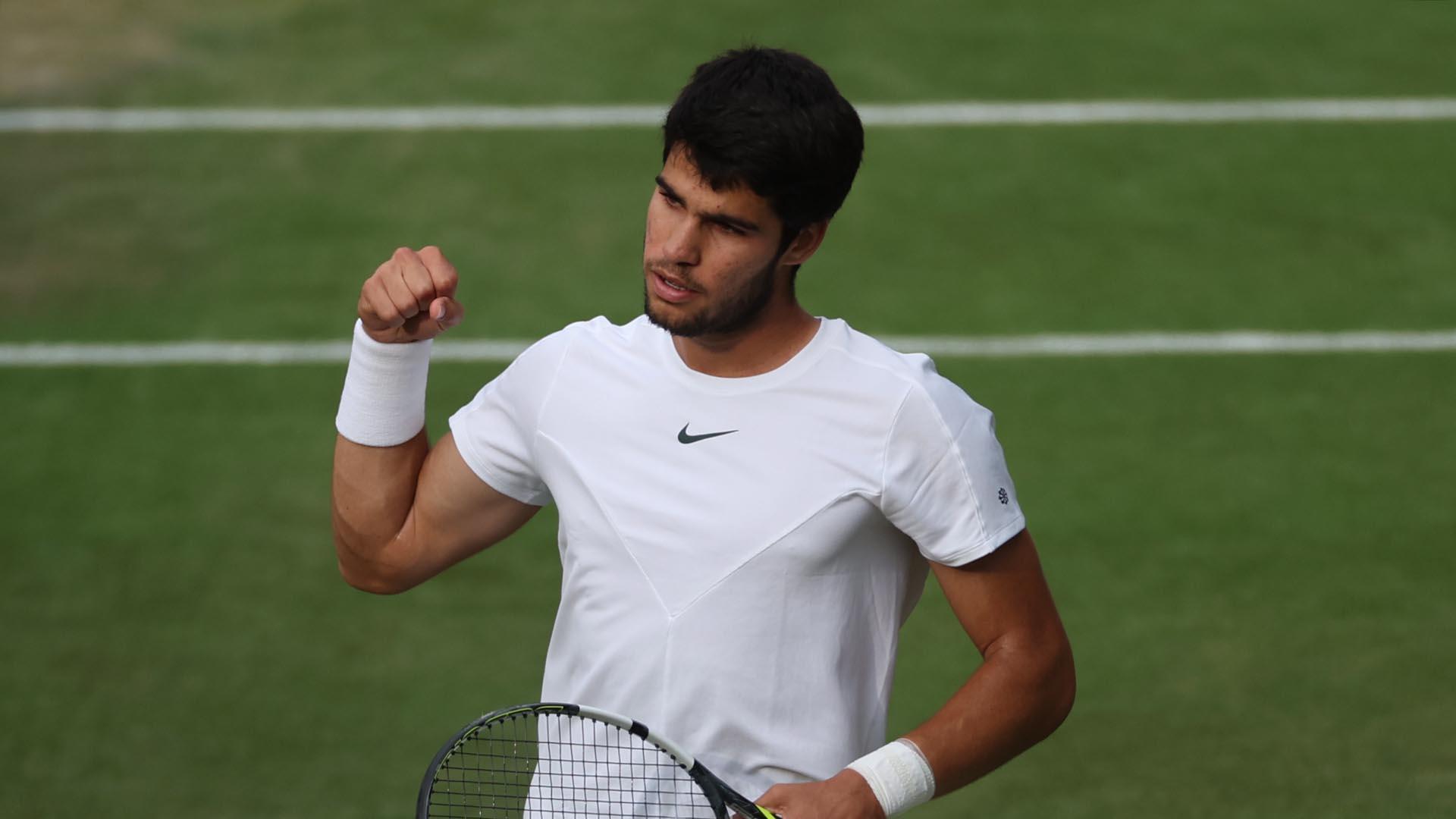 Alcaraz celebra un tanto ante Djokovic en la final de Wimbledon